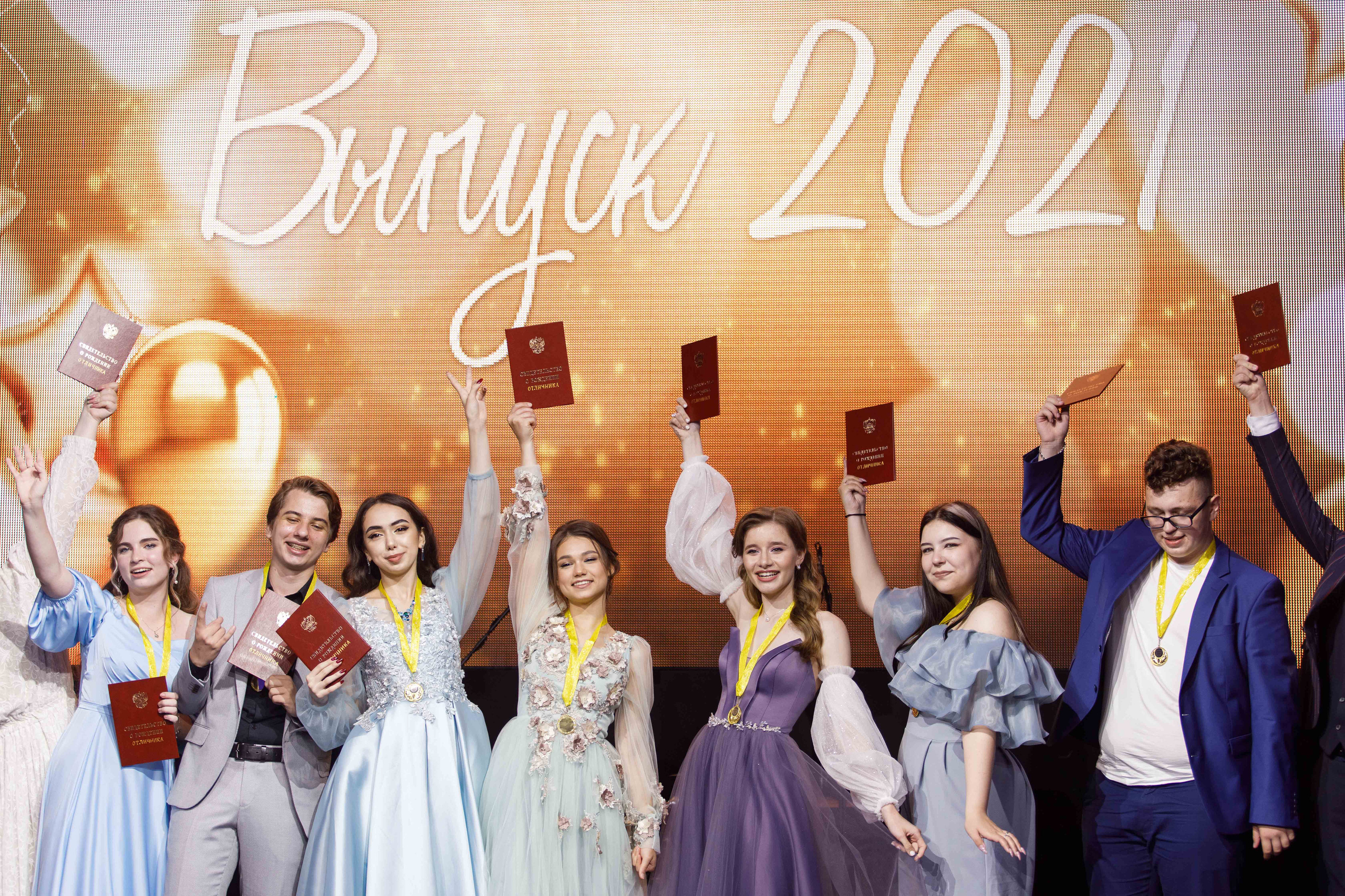 Выпускной Алёны. 11 класс. Галич Хол. Фотограф Андрей Баксов