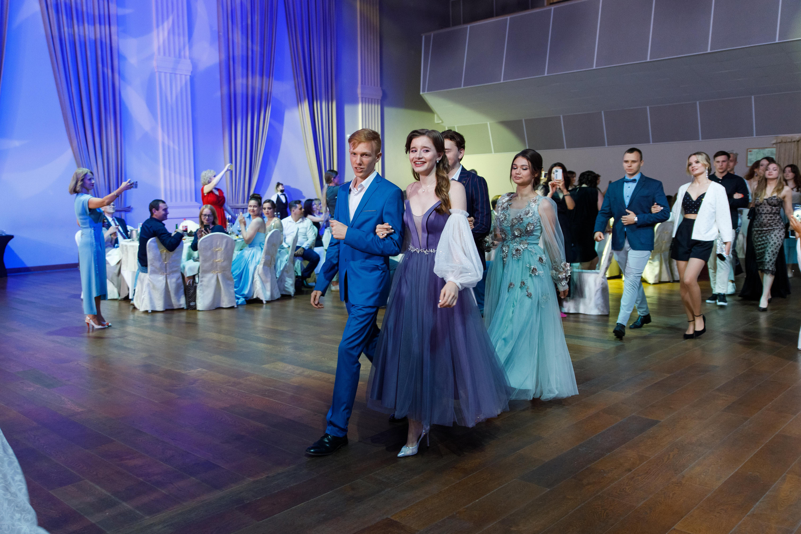 Выпускной Алёны. 11 класс. Галич Хол. Фотограф Андрей Баксов
