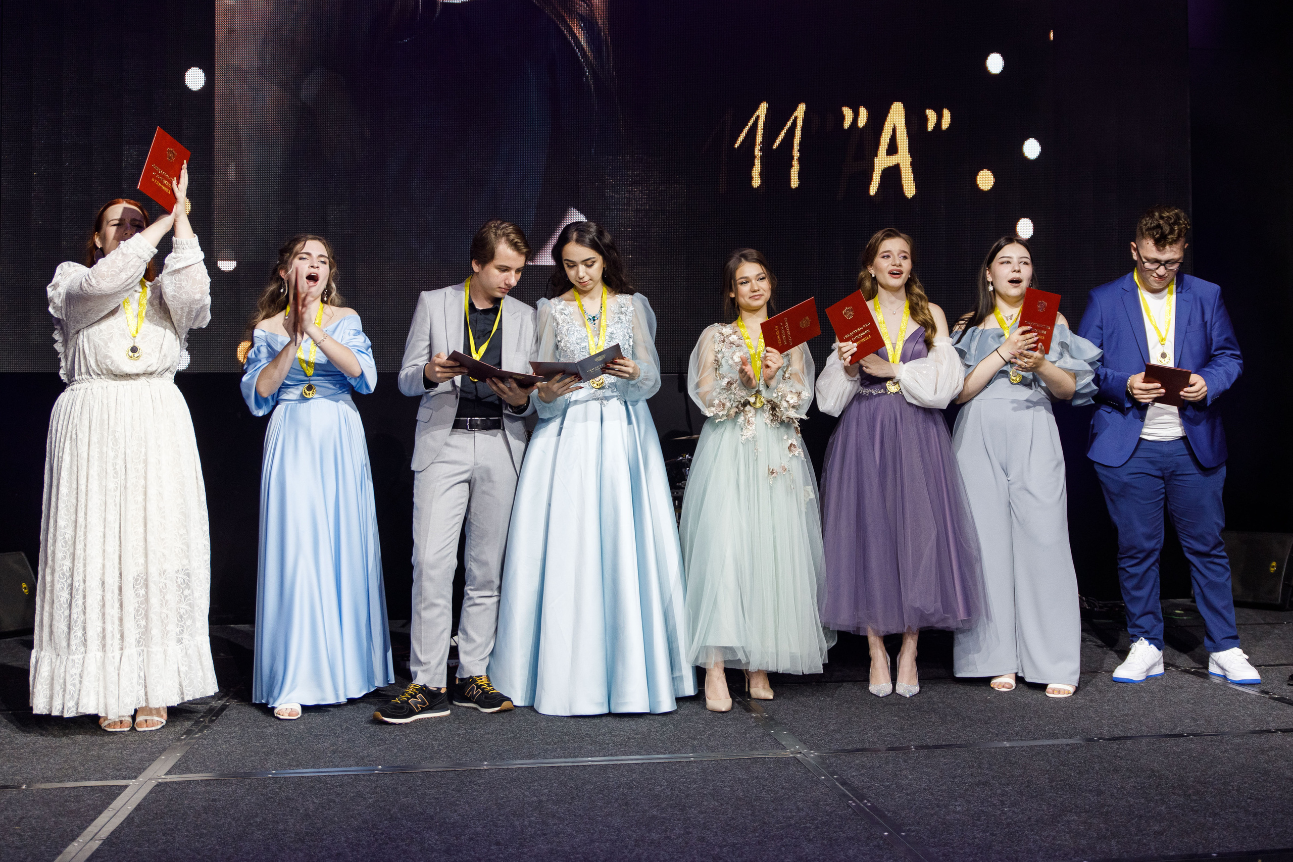 Выпускной Алёны. 11 класс. Галич Хол. Фотограф Андрей Баксов