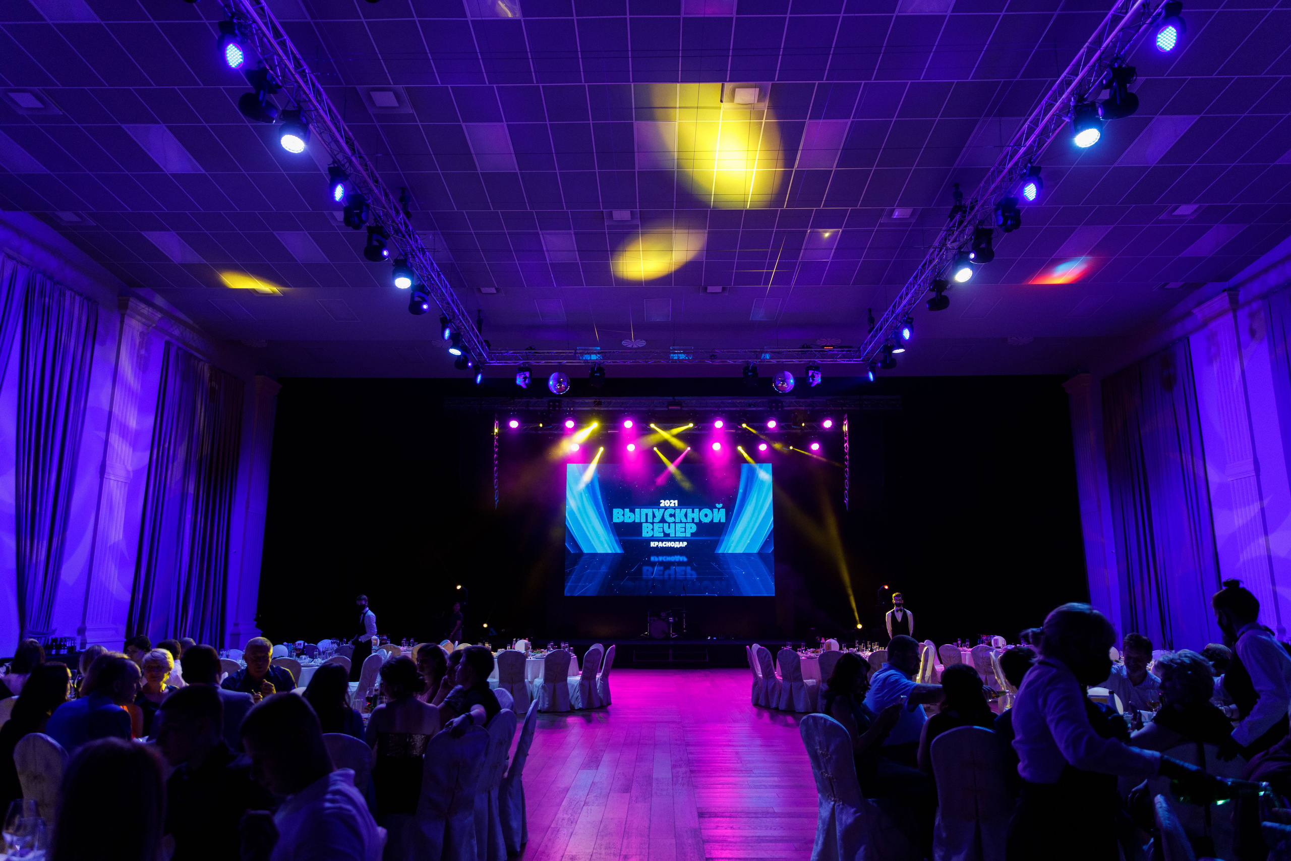 Выпускной Алёны. 11 класс. Галич Хол. Фотограф Андрей Баксов