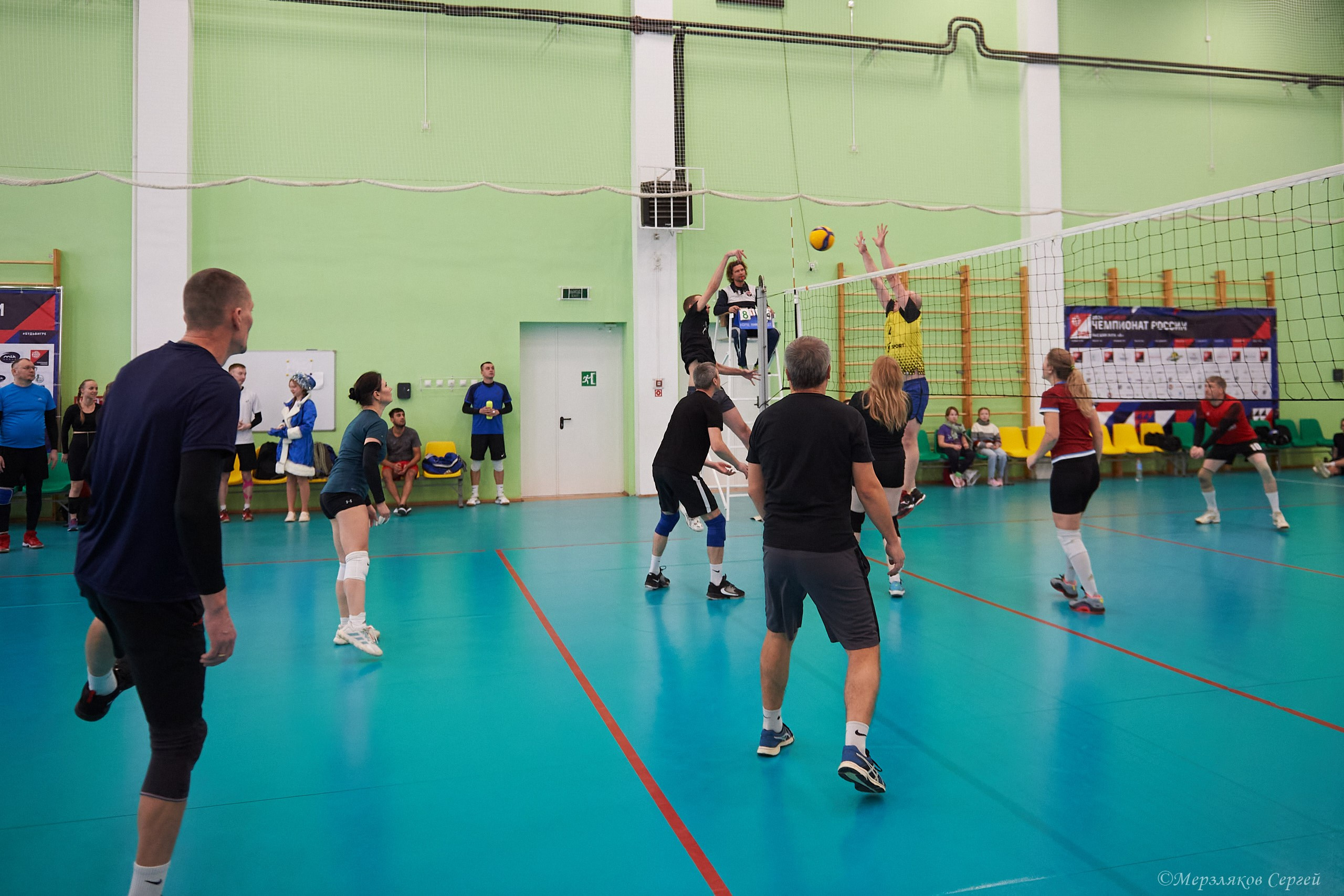 Новогодний волейбольный турнир. Ижевск. 16.12.23. Спортивный репортажный фотограф в Ижевске Сергей Мерзляков
