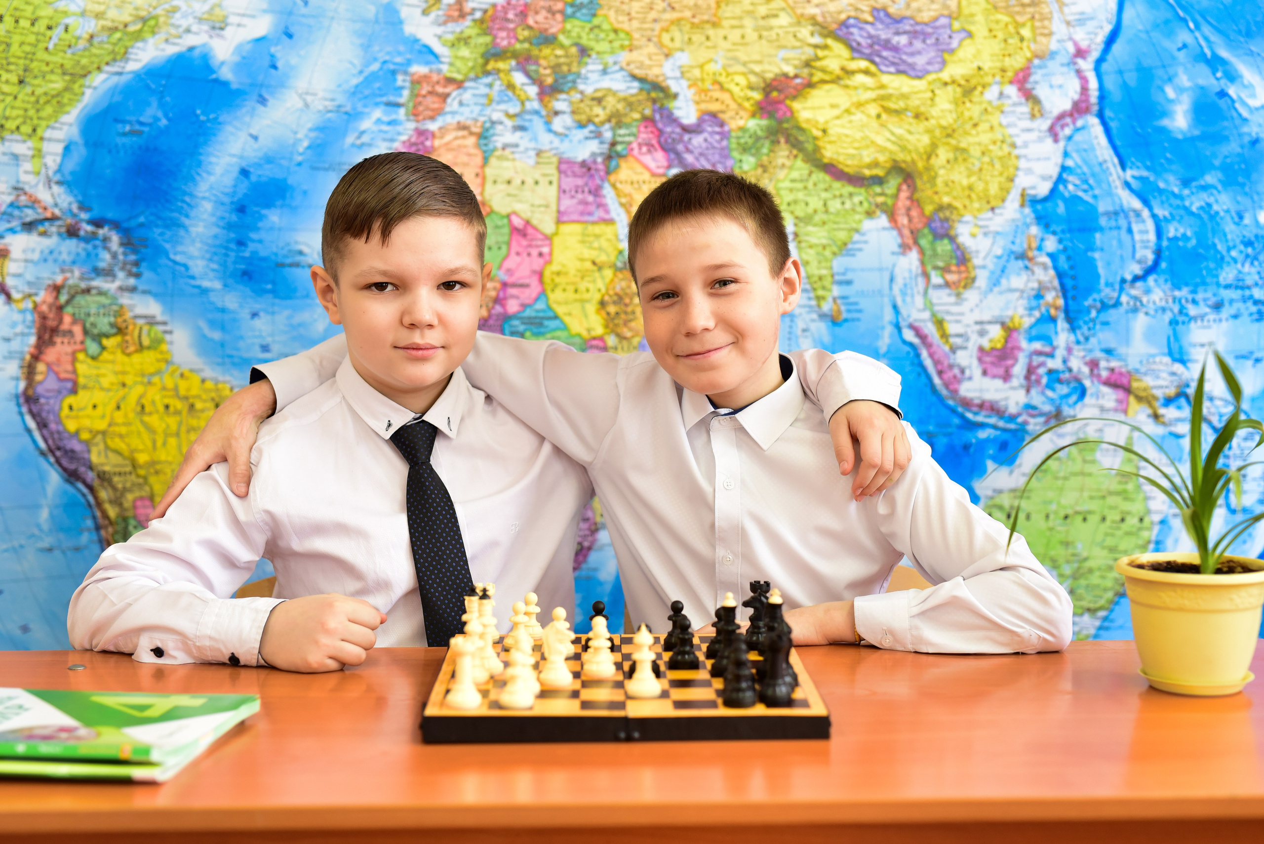 На фоне карты групповые. Семейный фотограф в Барнауле