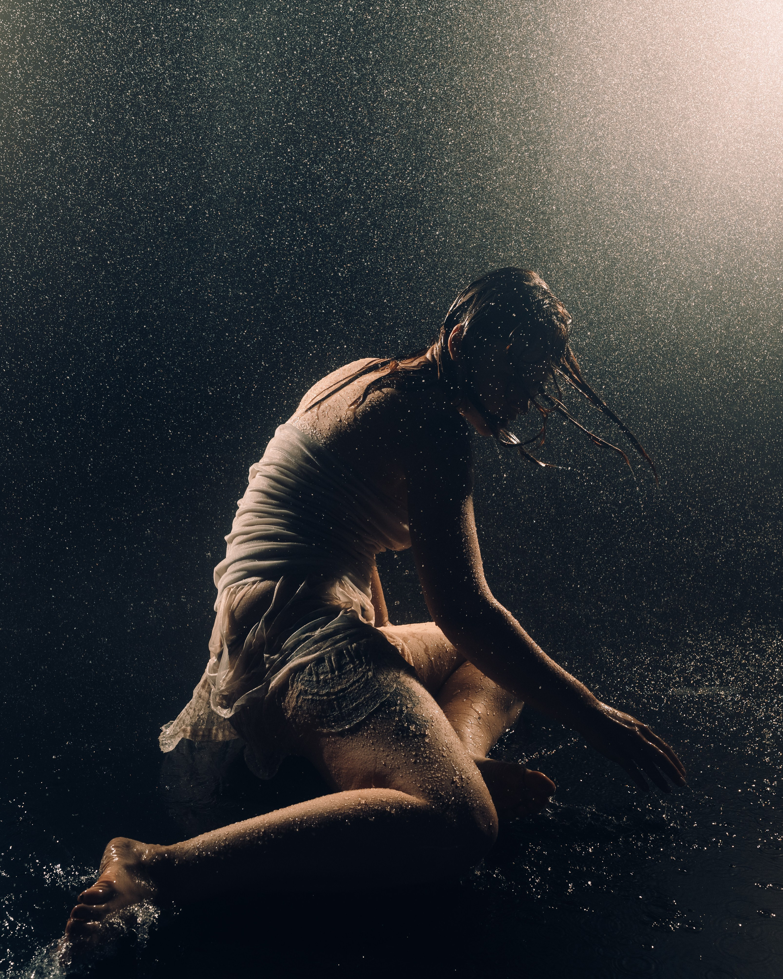 Съёмка в фотостудии с дождём. Фотоведьма Дарья Нечинская