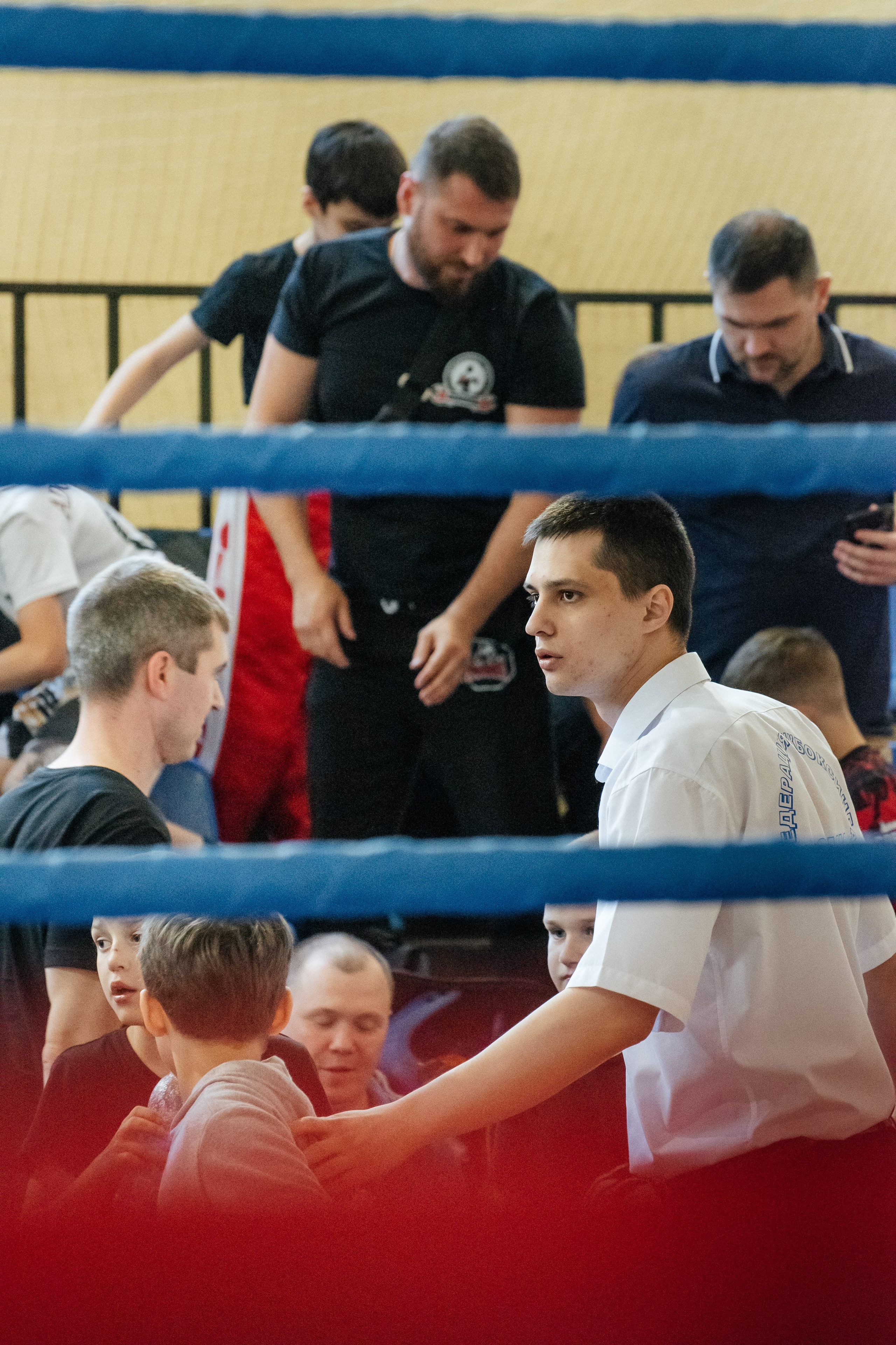 Судья идет сквозь толпу к рингу