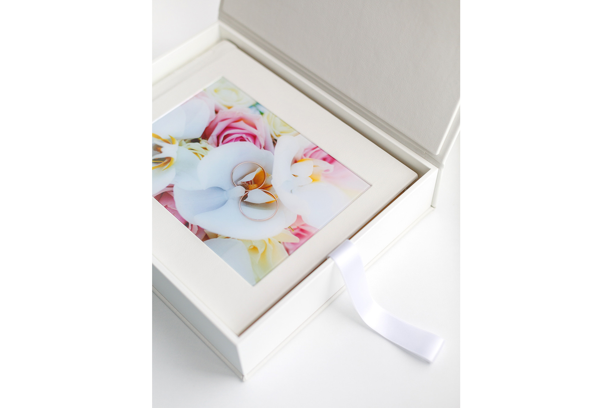 Свадебная фотокнига ручной работы в коробе с фотовставкой на обложке