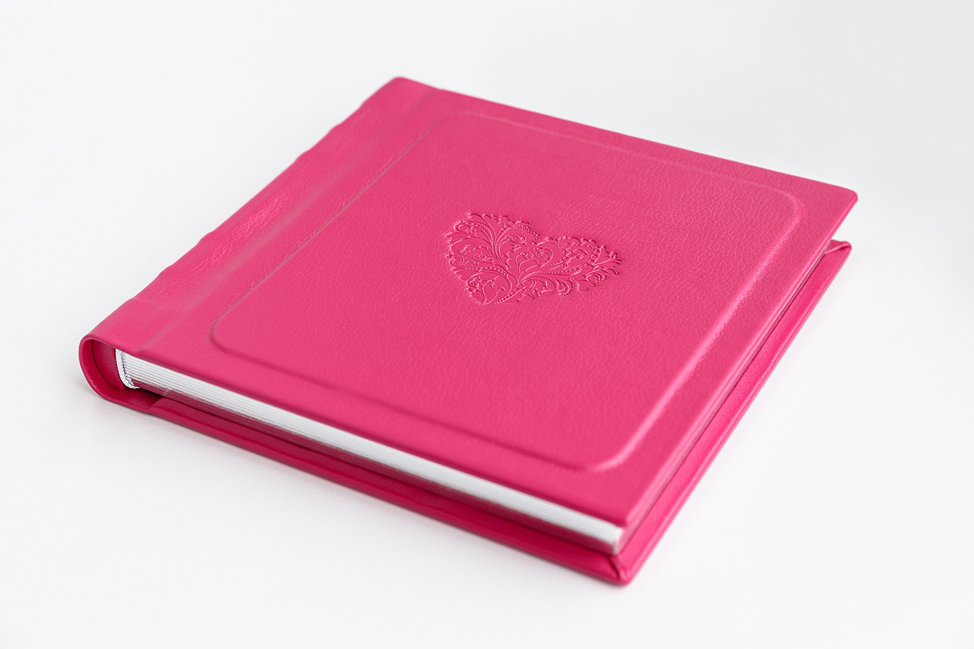 Свадебная фотокнига ручной работы с тиснением на обложке