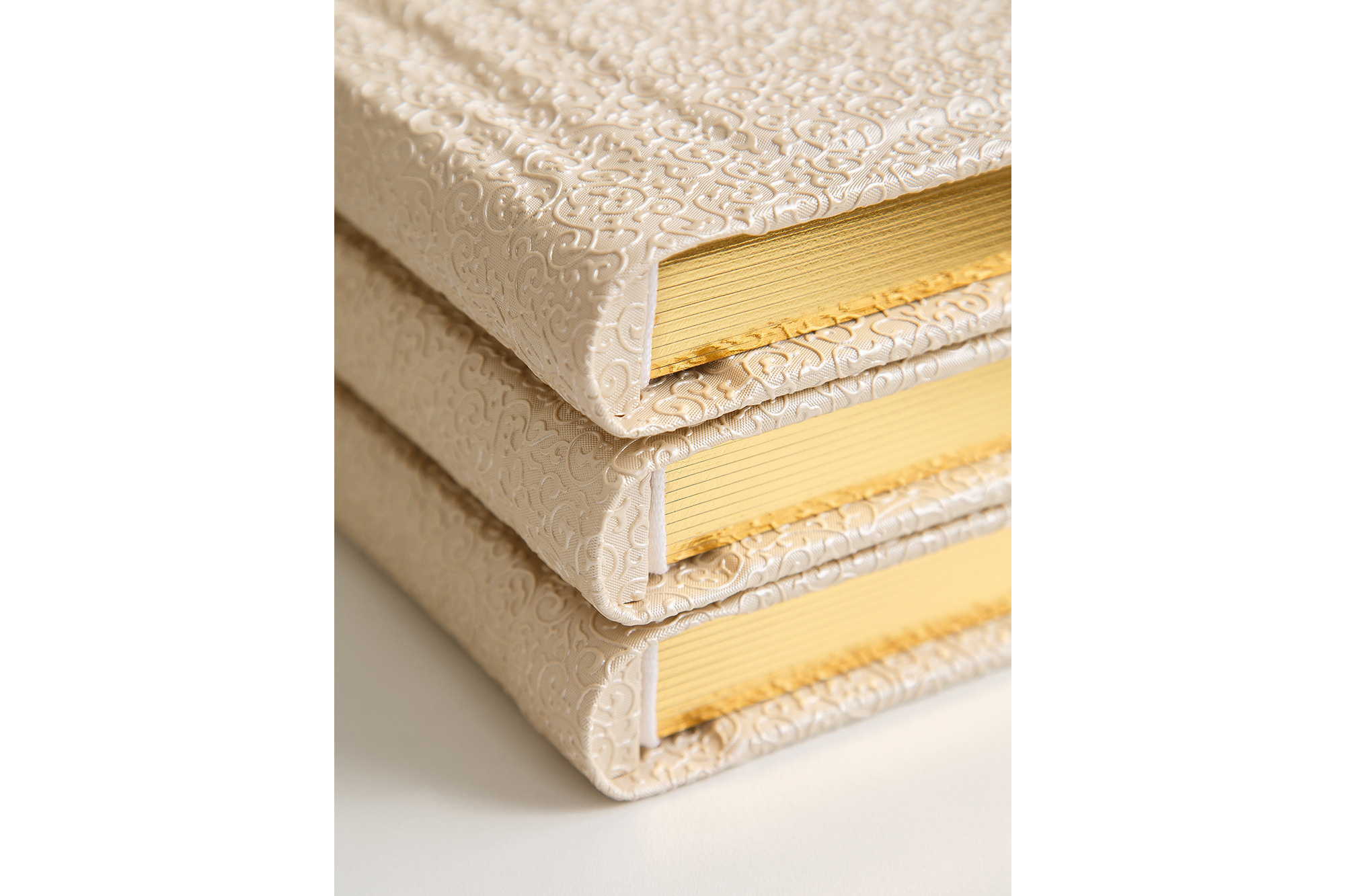 Свадебная фотокнига ручной работы с золотыми торцами и фактурной обложкой 