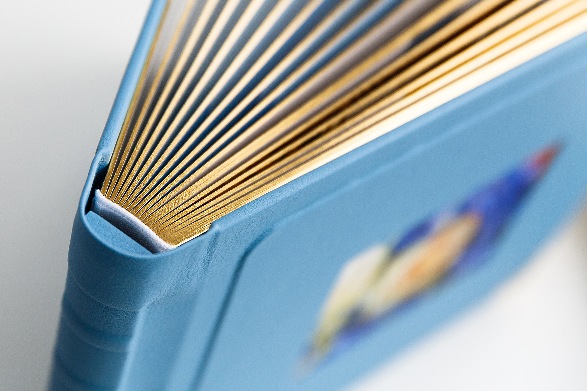 Свадебная фотокнига ручной работы с фотовставкой на обложке