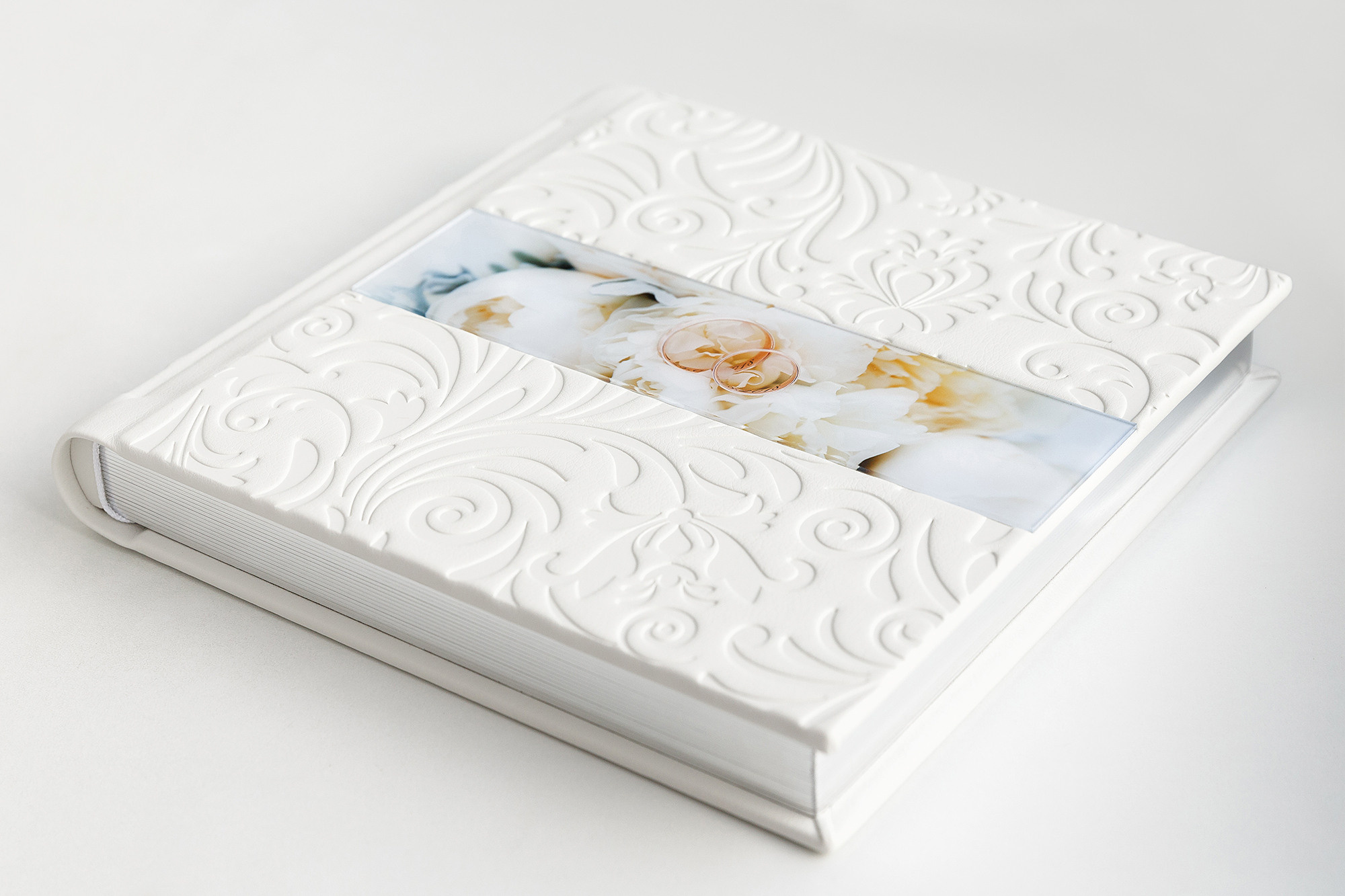 Свадебная фотокнига ручной работы с тиснением и фотовставкой на обложке