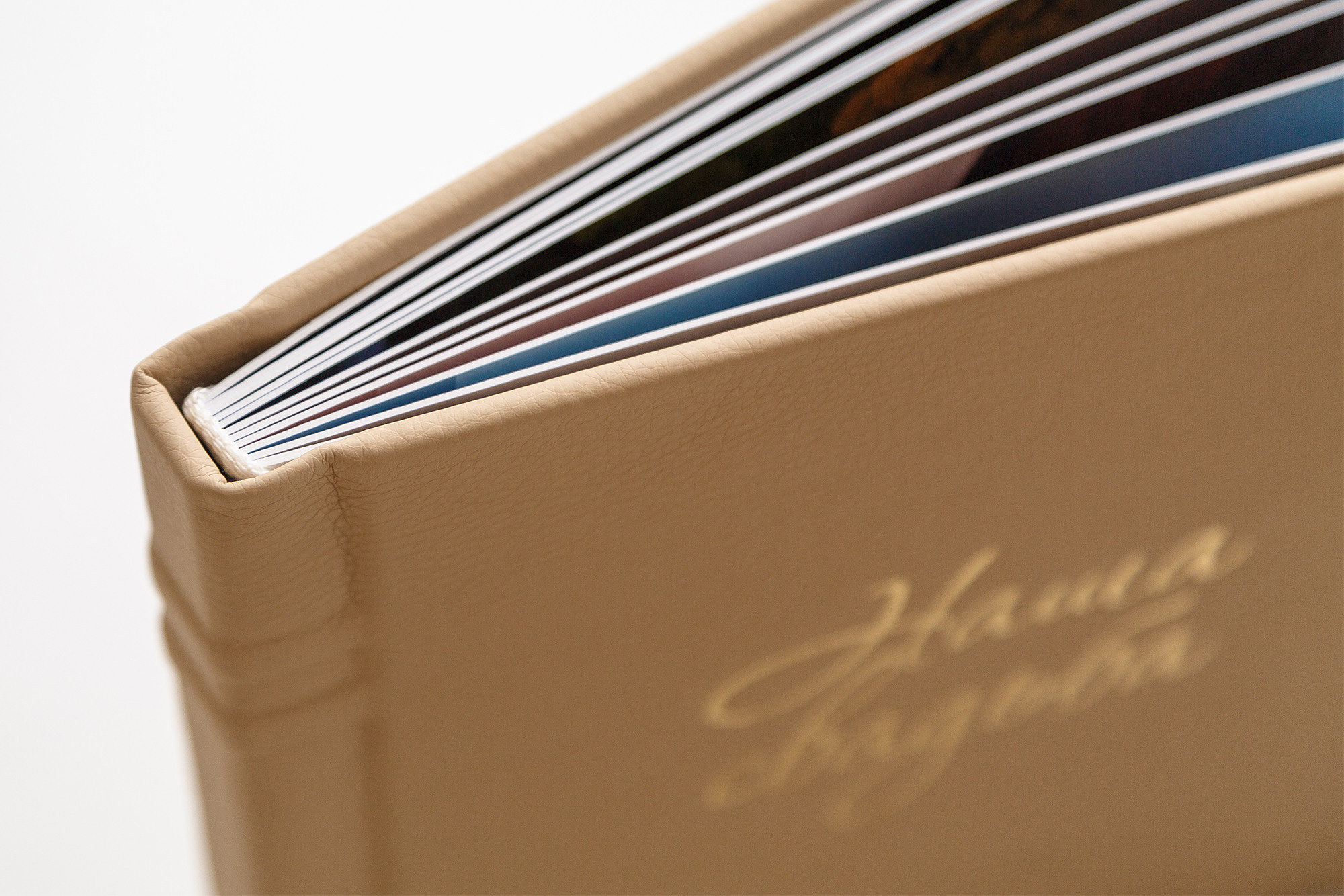 Свадебная фотокнига ручной работы с золоттиснением на обложке