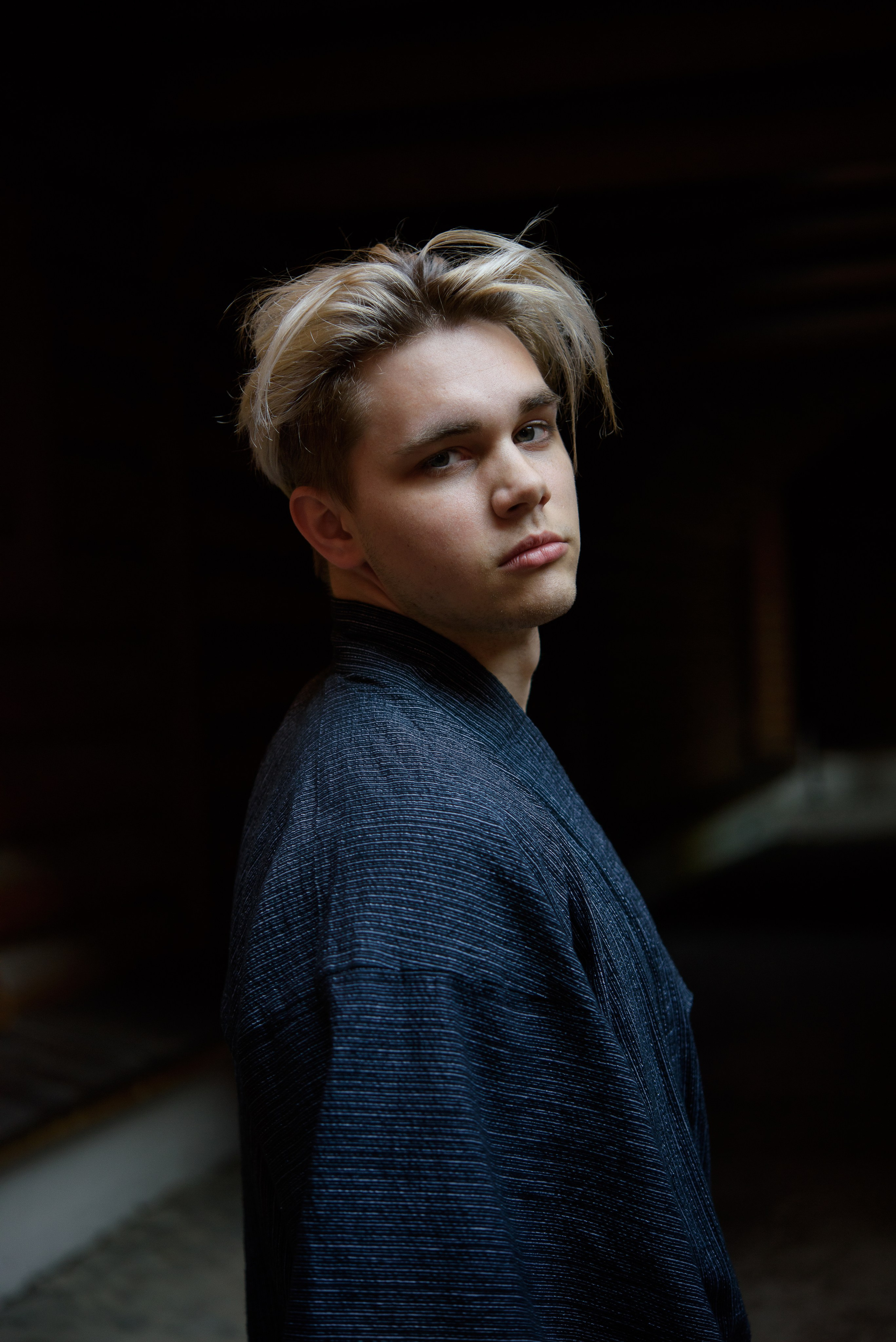 Фотосессия подростка в темном ключе. Главная