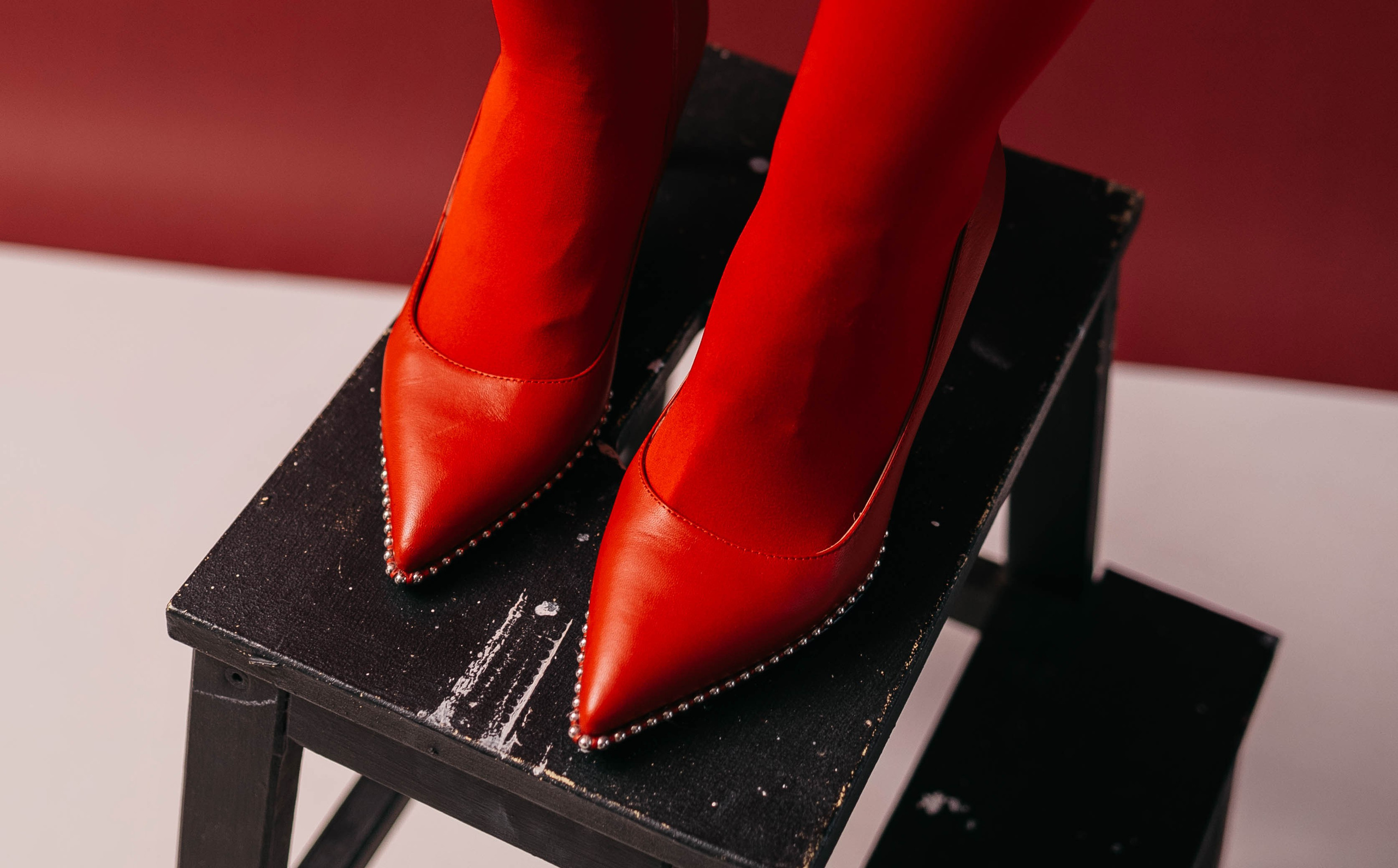 Ира в красном. Фотостудия Cute_photostudio в Твери. Фотограф в Твери Лагодная Яна