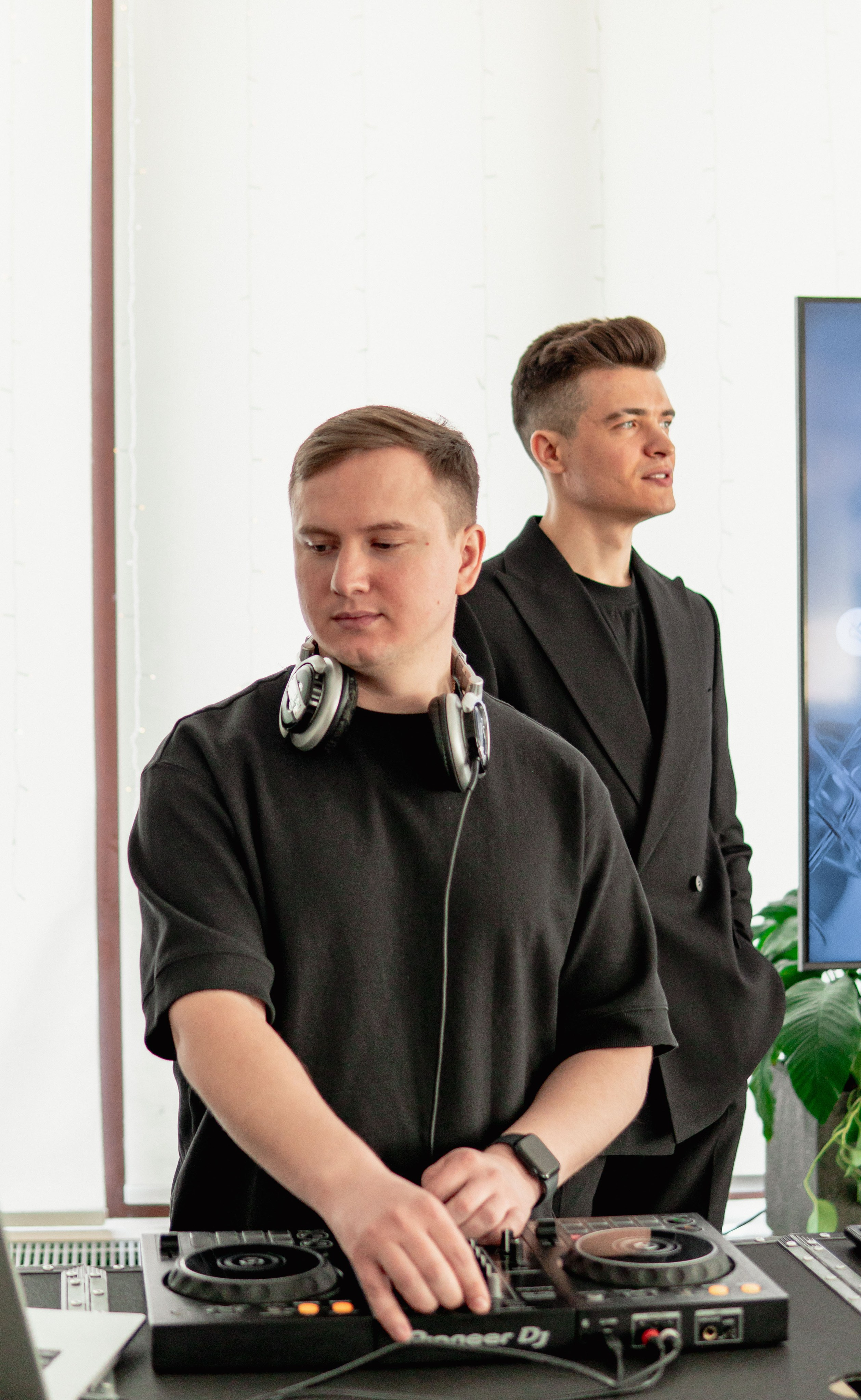 Портрет диджея и ведущего мероприятия во время репортажной фотосъемки