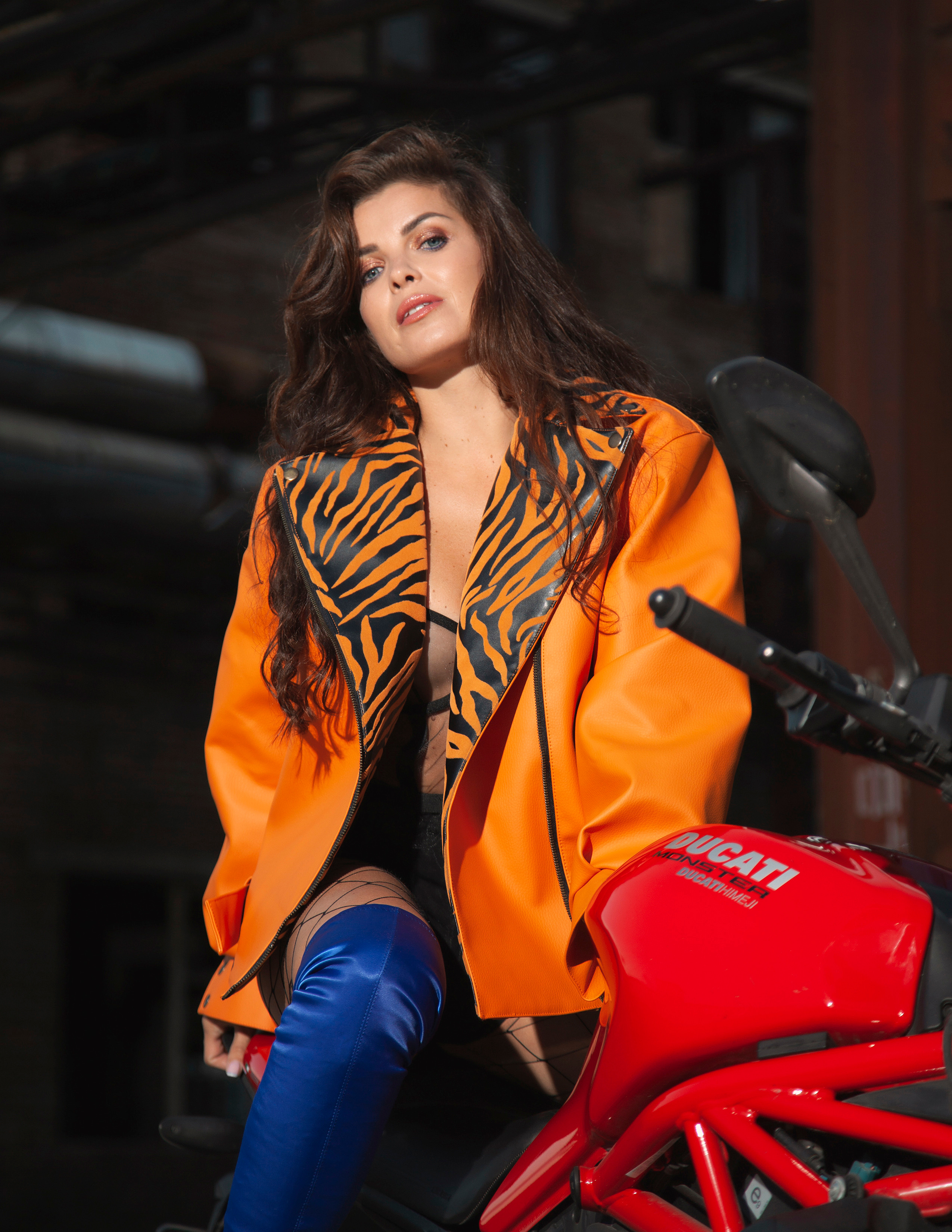 Дерзкая съемка девушки байкера на мотоцикле. Контент фотограф в Москве и области Елена Кулакова