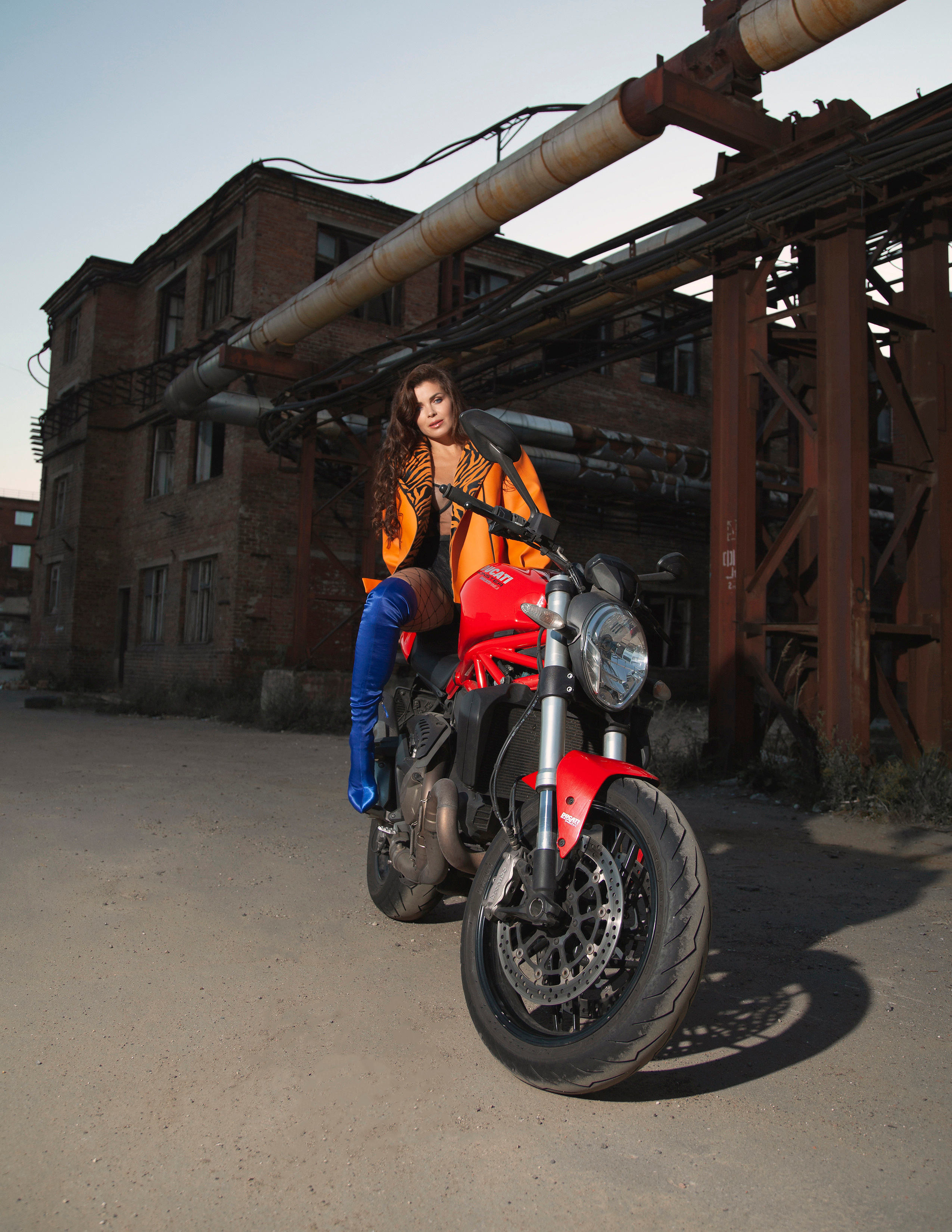 Дерзкая съемка девушки байкера на мотоцикле. Контент фотограф в Москве и области Елена Кулакова