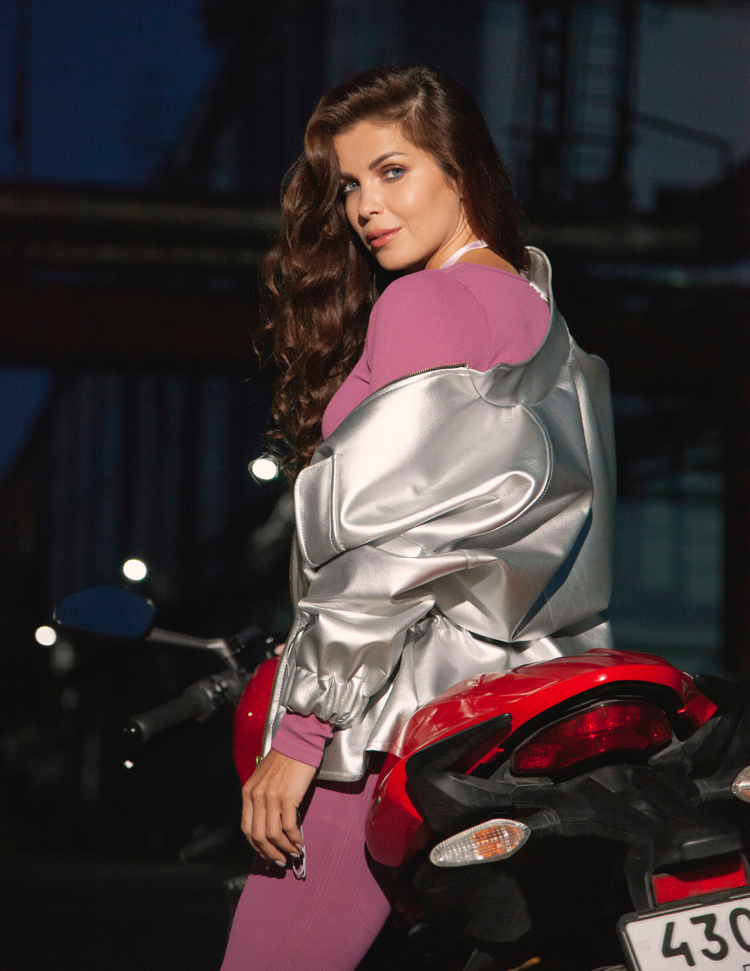 Съемка девушки байкера на ночных улицах Москвы.