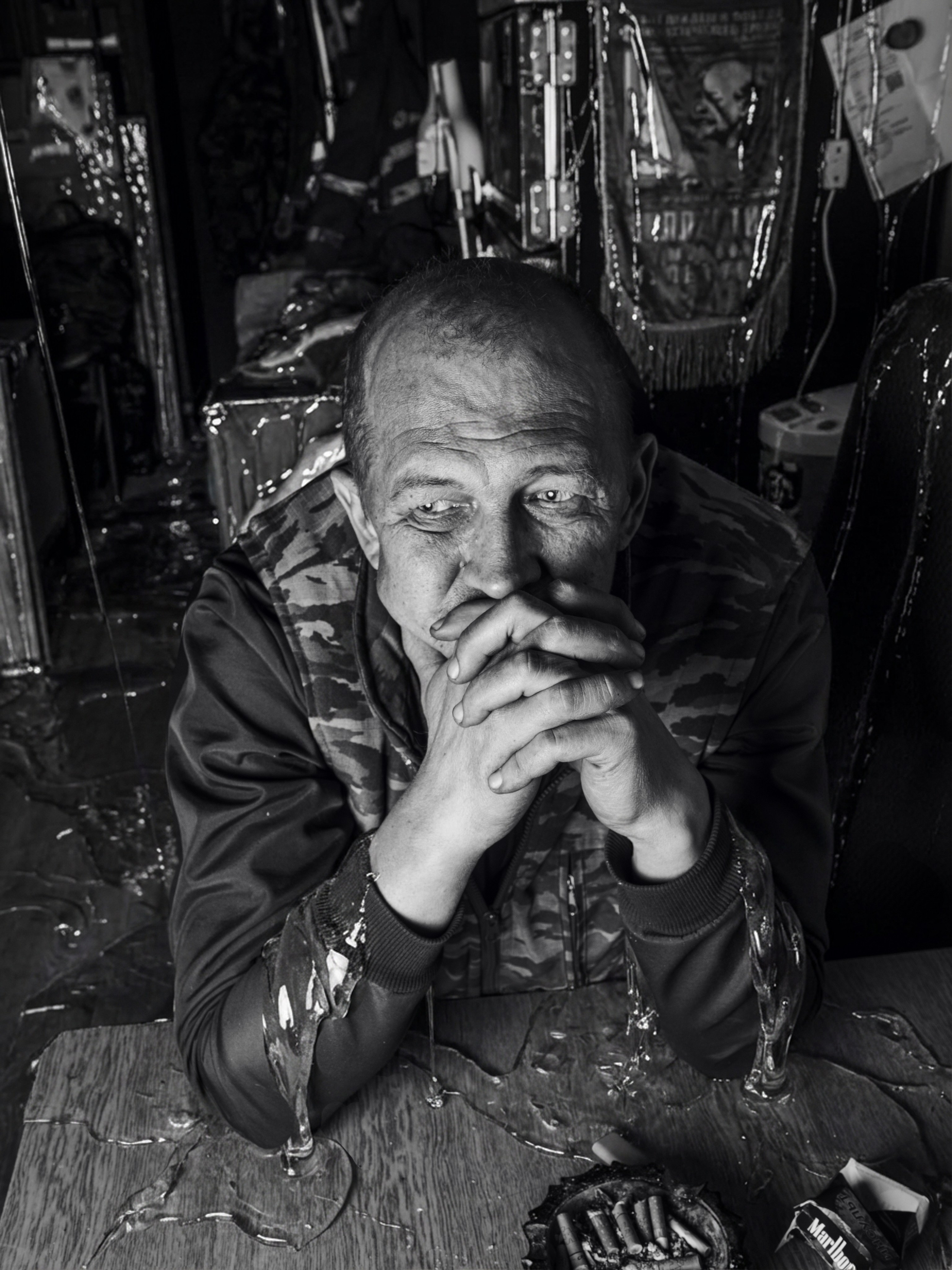 Сначала все выглядит сохраненным в золотом, красивом нектаре. Но потом ты понимаешь, что время, как смола, всё склеивает. Страницы твоей жизни намертво слипаются. Ты не можешь их перечитать, не можешь их перевернуть, не можешь вспомнить... 