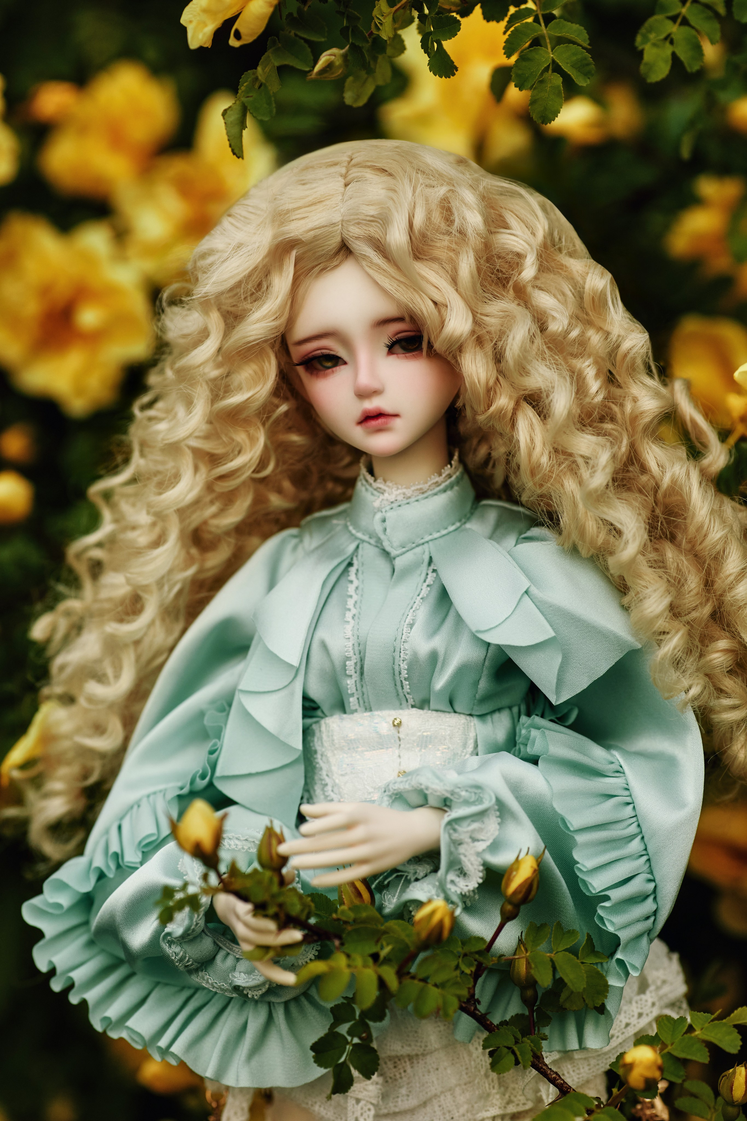 Фотосессия для BJD-куклы на фоне весенних цветов в Находке