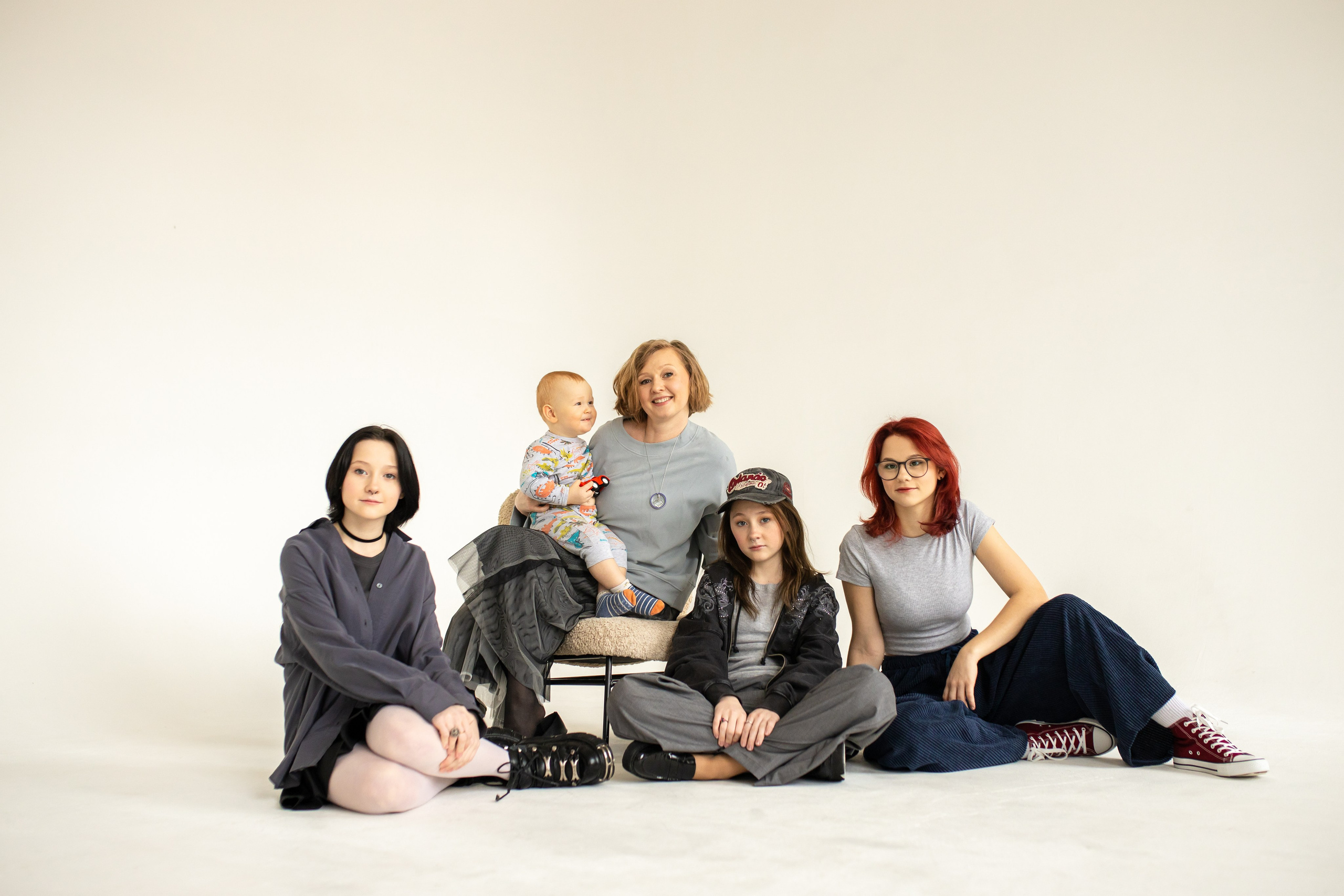 Семейная фотосессия на циклораме с естественным светом. Фотограф в Железнодорожном и Балашихе