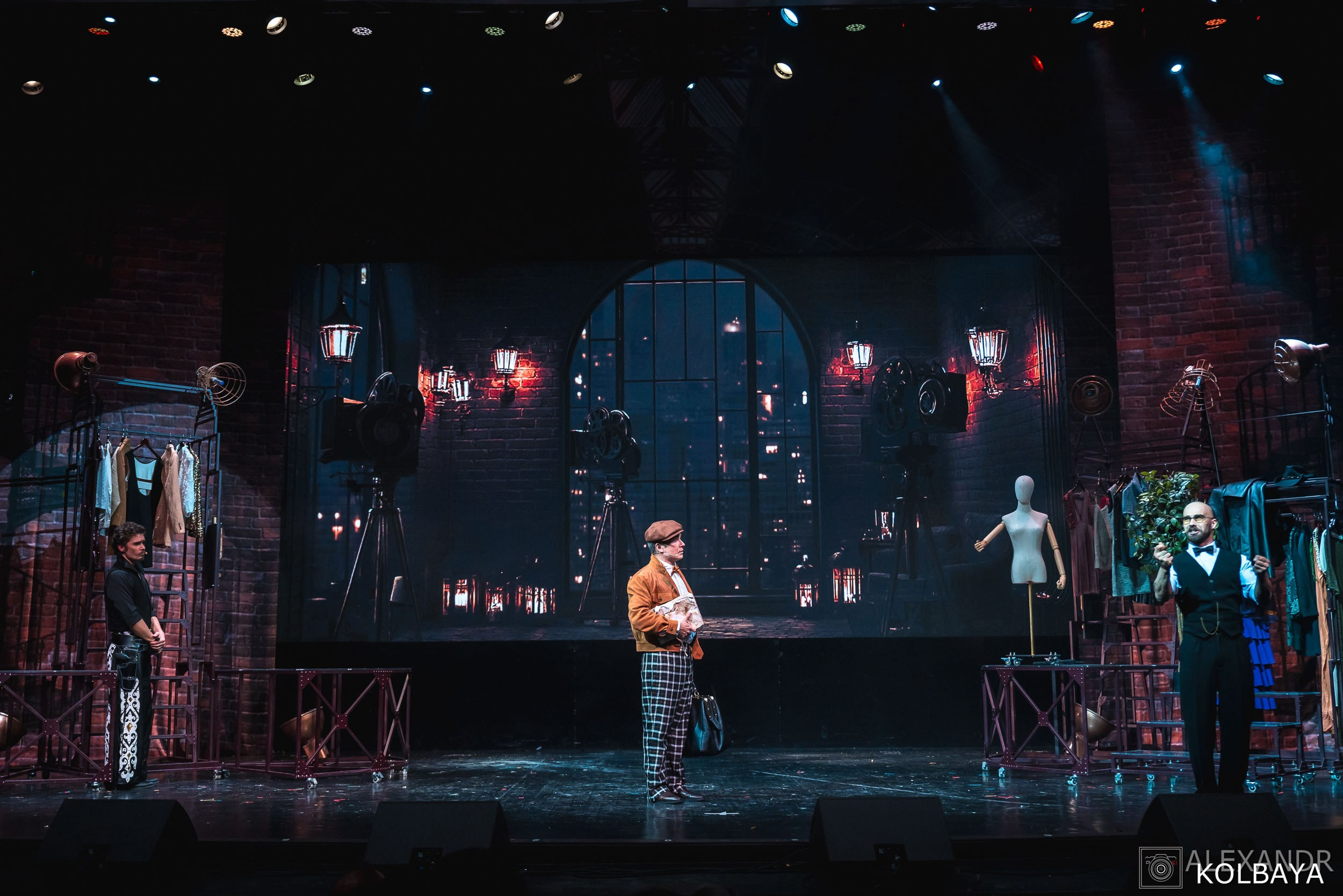 Фотографии со спектакля «Привет, я тетя Чарли». Концертный и театральный репортажный фотограф в Москве Александр Колбая