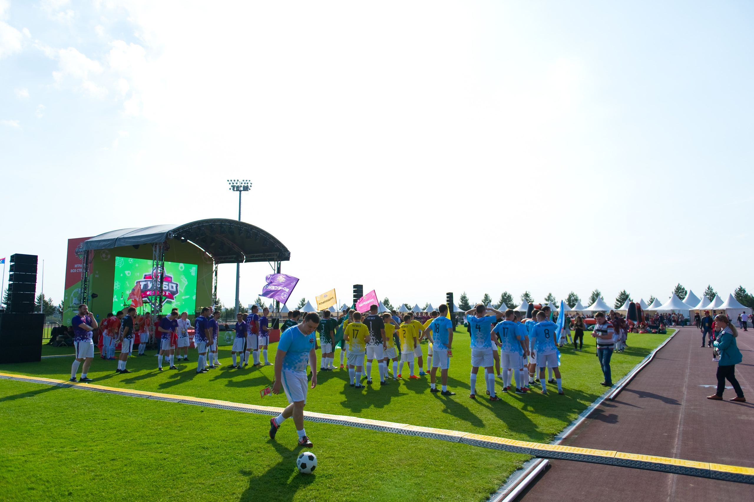 Турбофутбол (корпоративное соревнование «Пятерочки»). Репортажный фотограф и видеограф Слава Думчев. Тимбилдинги, отчетники, корпоративы