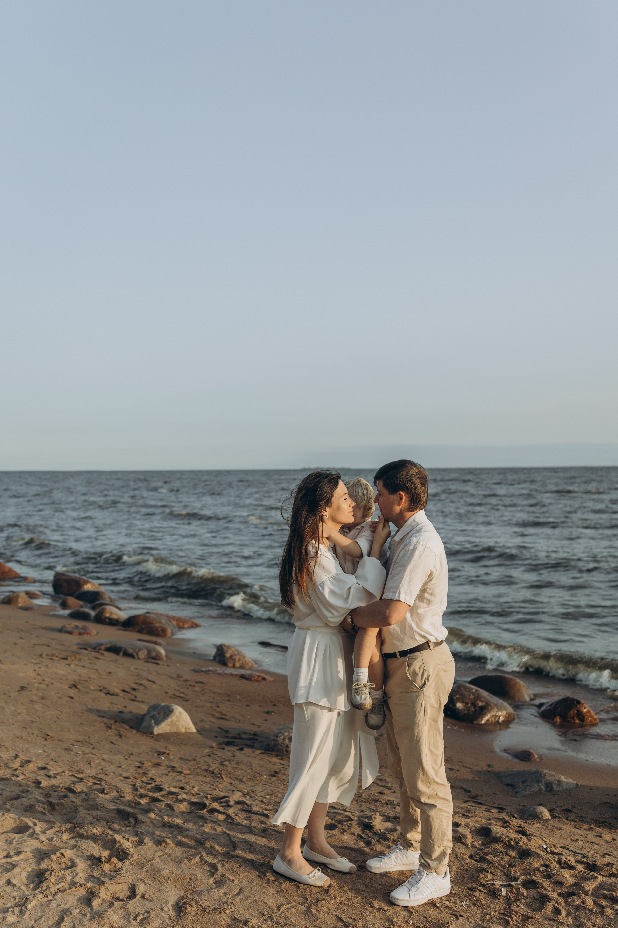 Эмилия, Дмитрий и Демид на Финском заливе. Семейный фотограф в Москве Виктория Ястребинская