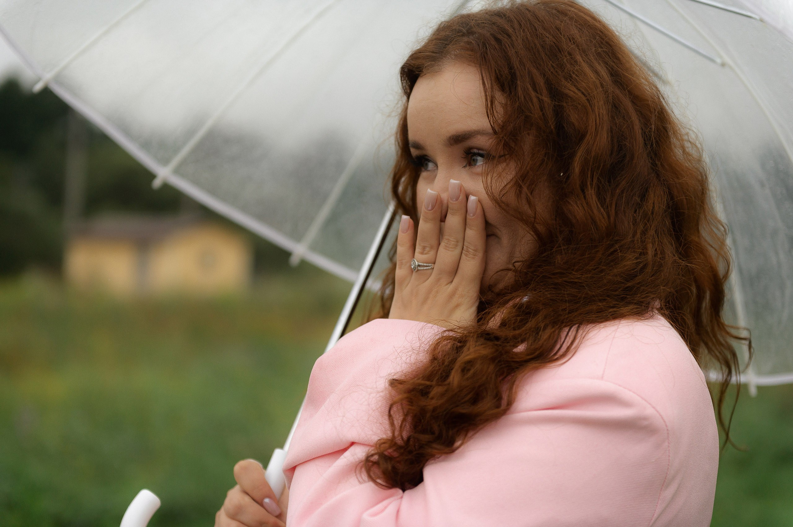 Зеленая тропа, уютная свадьба под дождем. Афина Ефимова. Свадебный фотограф Москва