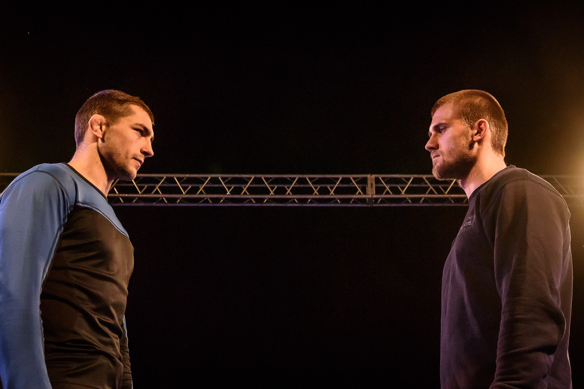 Участники боя стоят на ринге друг напротив друга