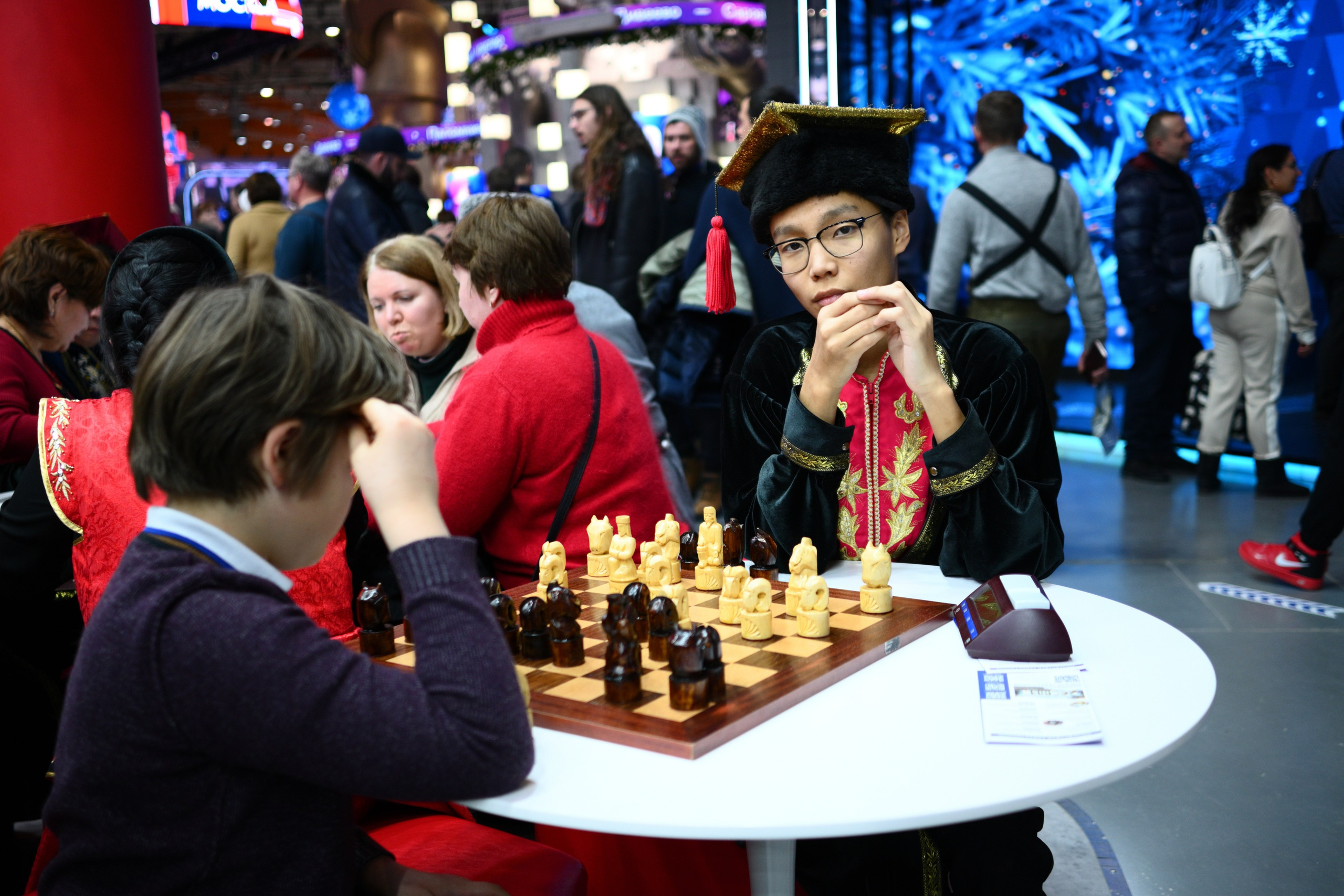 Игра в шахматы на выставке "Россия" в Москве 