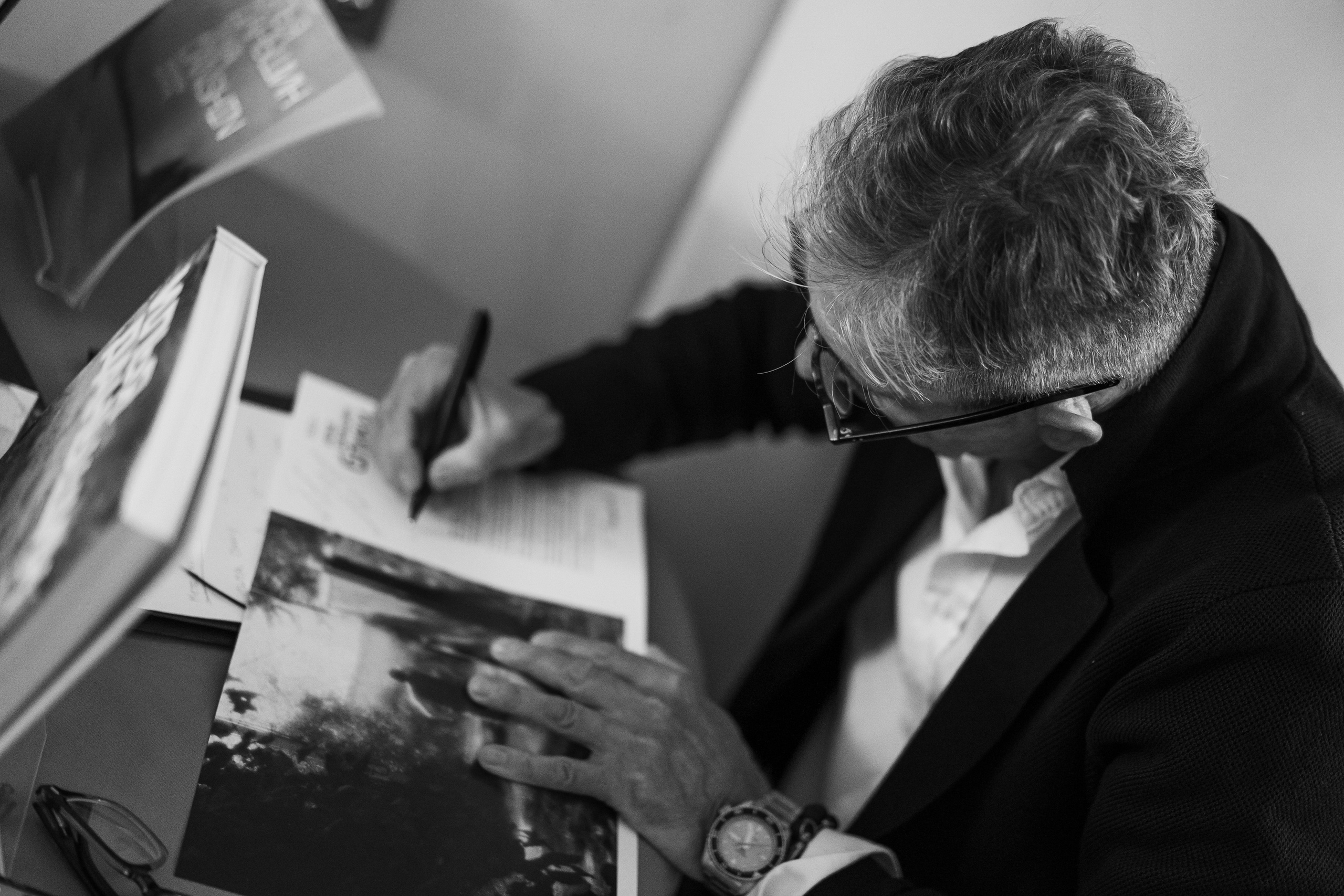 Съёмка открытия вытсавки художника Ильи Даньшина. Лиза Фирстова — самый добрый фотограф