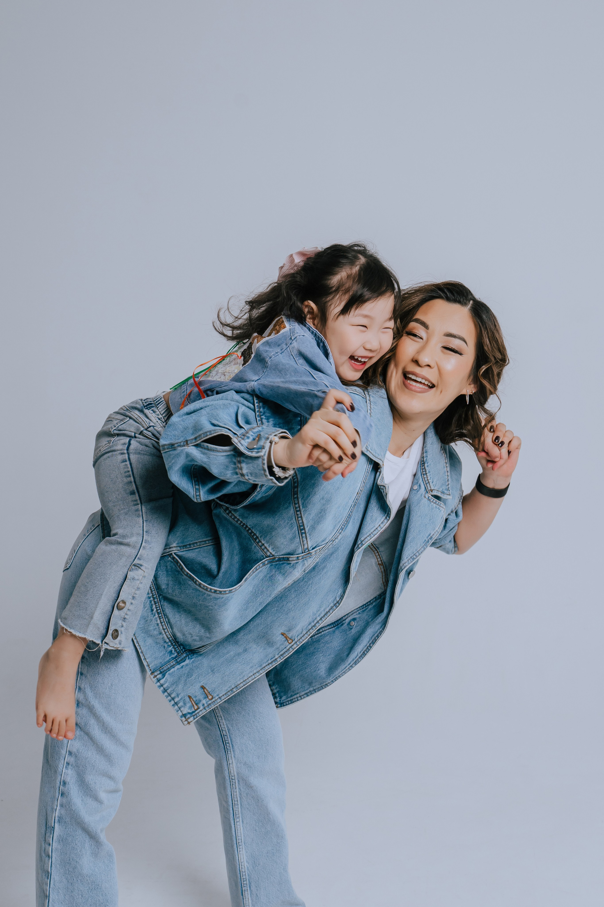 Ира и Аня. Фотограф Ярмишко Дарья. Выпускные фотокниги