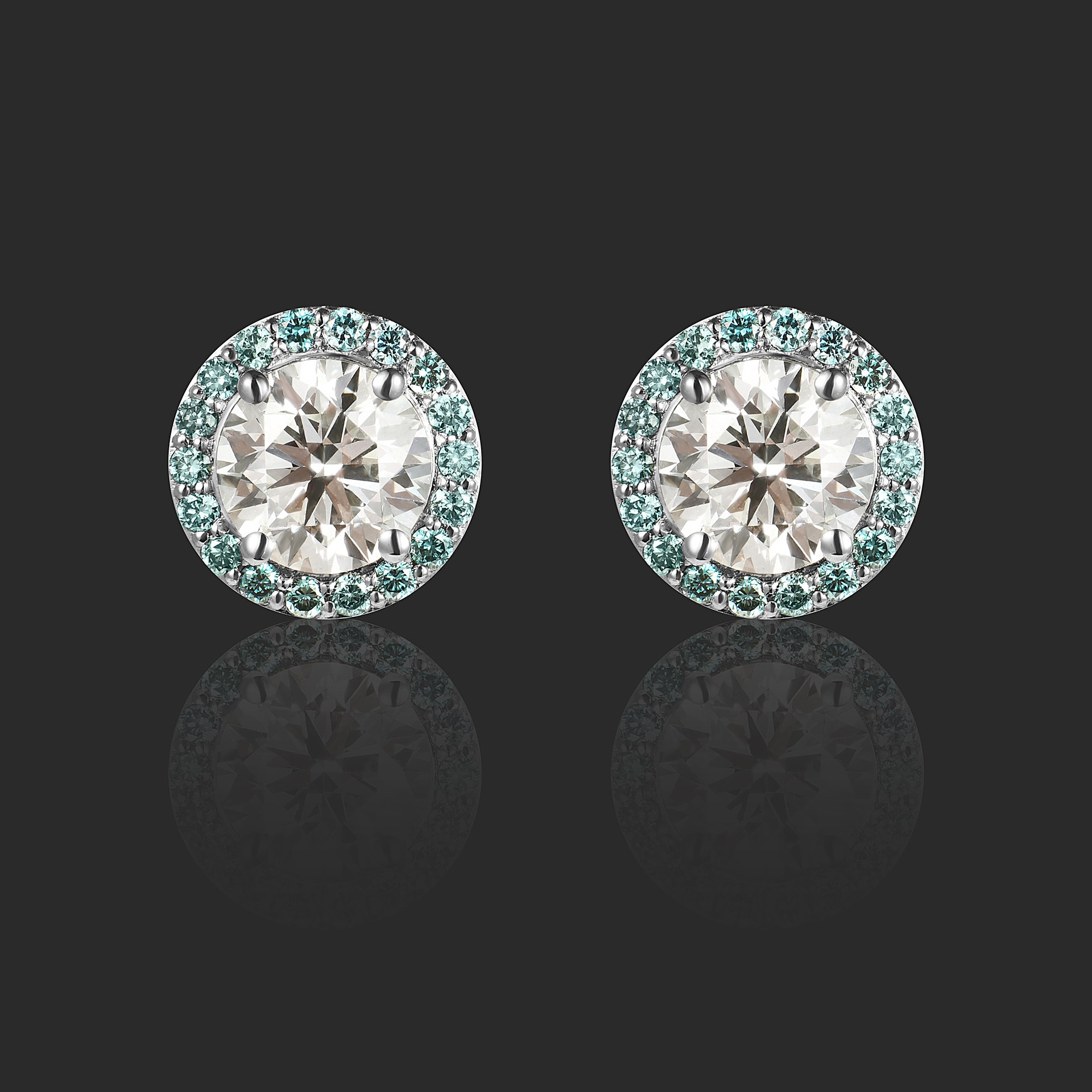 Серьги пуссеты с бриллиантами на черном фоне, профессиональная предметная каталожная съёмка 