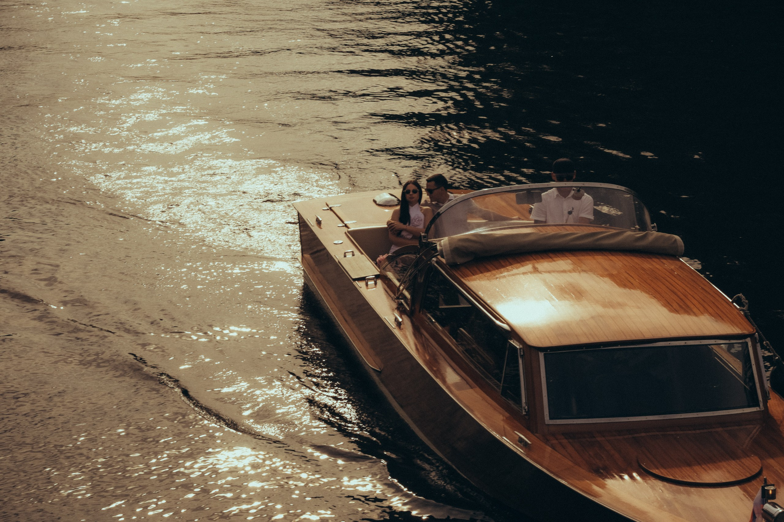 СВАДЕНБНАЯ СЬЕМКА НА КАТЕРЕ ПО КАНАЛАМ САНКТ-ПЕТЕРБУРГА И В АКВАТОРИИ НЕВЫ. Профессиональный фотограф, Санкт-Петербург — Виктория Богомолова