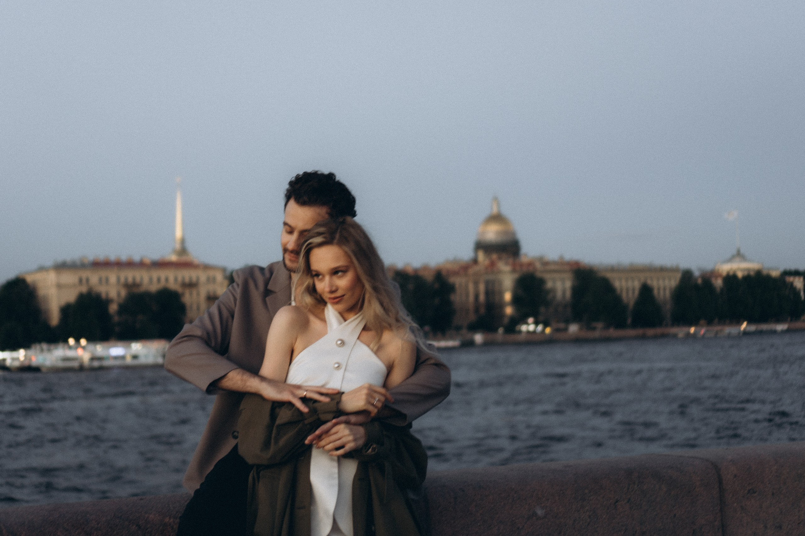 СВАДЕБНАЯ СЬЕМКА ПАРЫ НА РАССВЕТЕ В БЕЛЫЕ НОЧИ И ПРОГУЛКА С РАЗВОДНЫМИ МОСТАМИ И ПИКНИК ВОЗЛЕ ИСАКИЕВСКОГО СОБОРА. Профессиональный фотограф, Санкт-Петербург — Виктория Богомолова