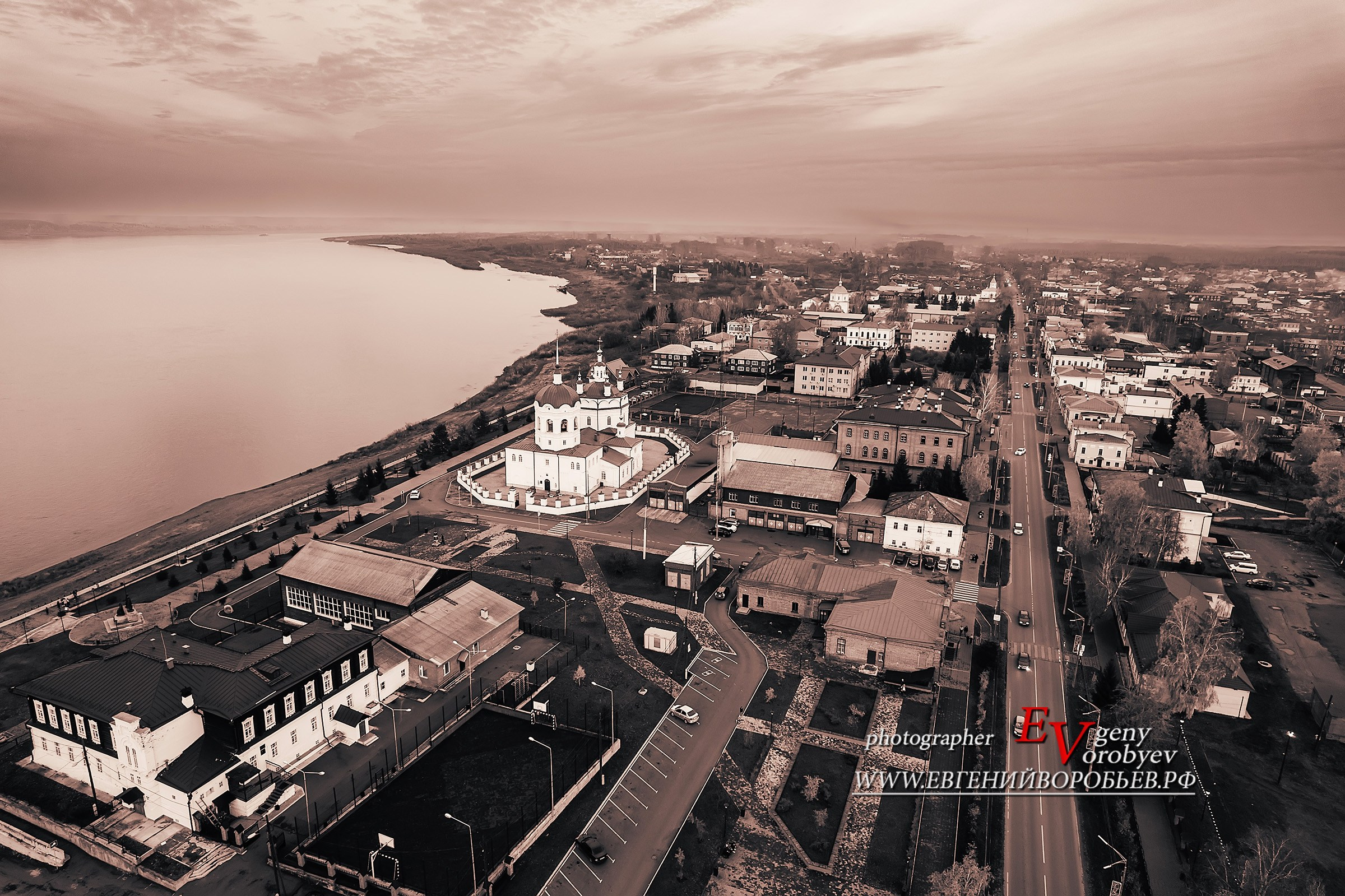 экскурсии Енисейск Красноярск аренда микроавтобуса трансфер индивидуальный тур фото набережная дегустация сибирской кухни интересные места что посмотреть куда сходить что посетить достопримечательности в Енисейске  храм церковь монастырь фототур  цена заказать экскурсию программа маршрут смотровые площадки видовые красивые места путешествие туристический маршрут 