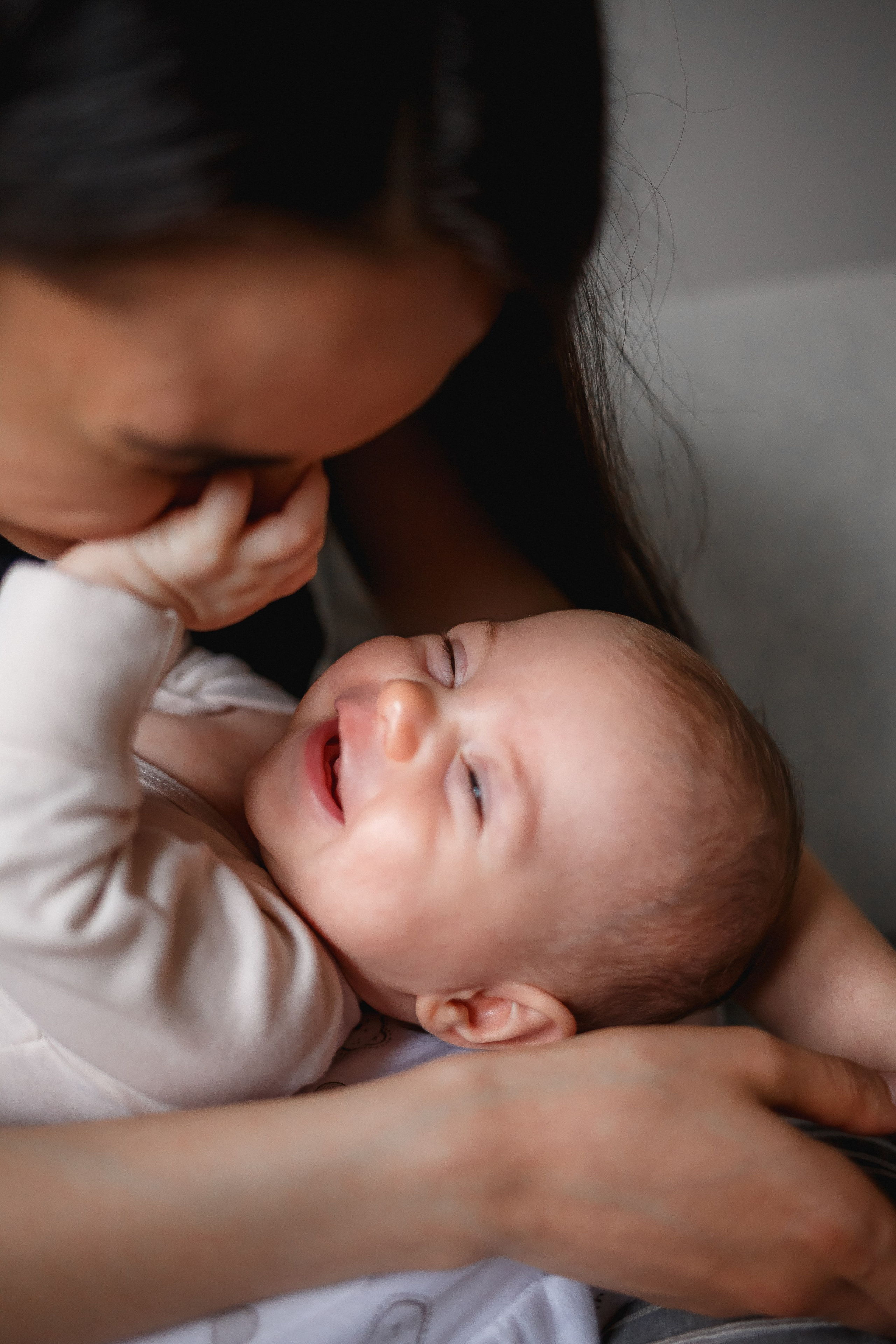 Малышка Катя, родители и бабушка. Домашняя съёмка. Фотограф в Москве Базанова Дарья