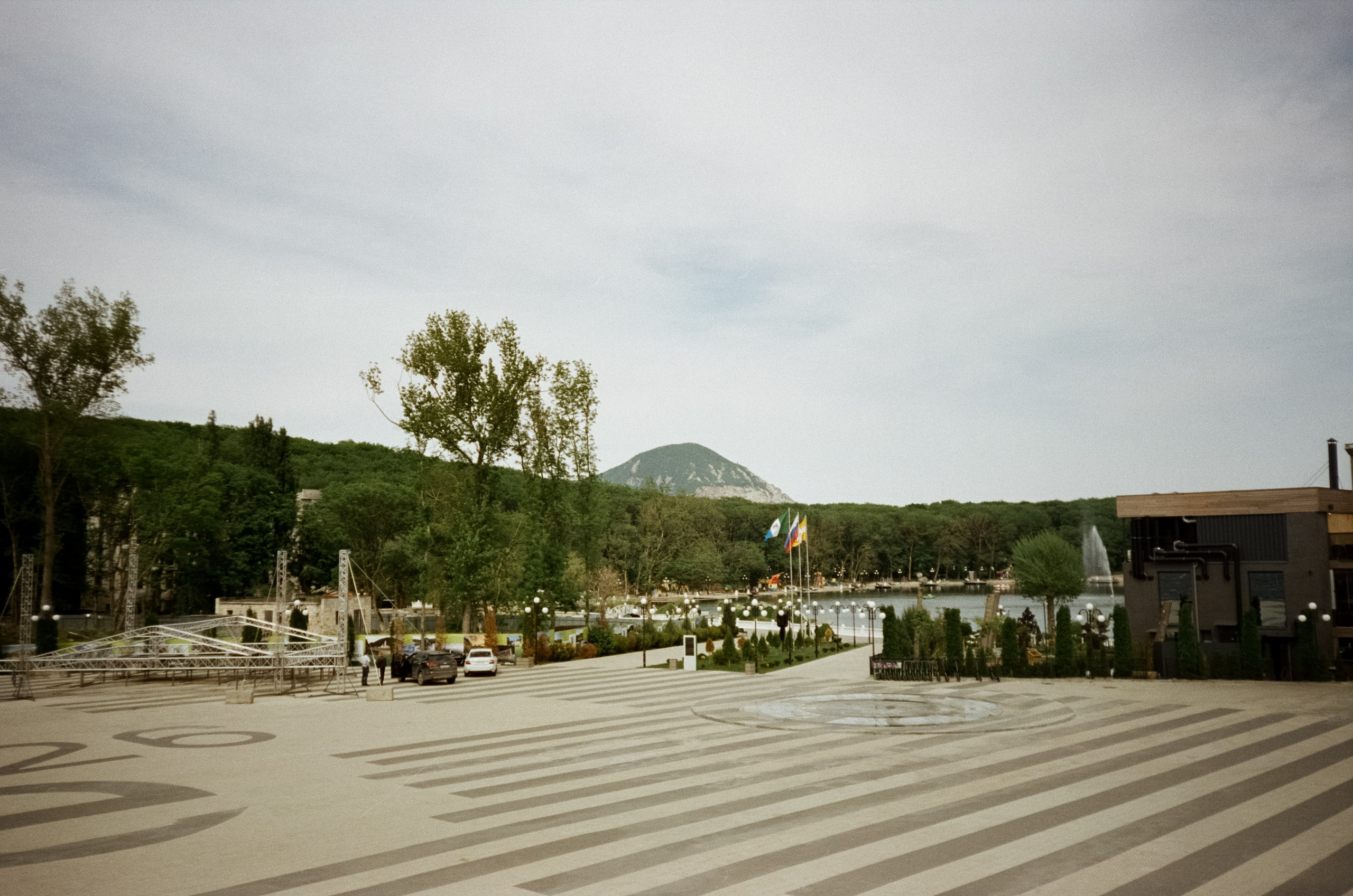 Курортное озеро и бювет-книга. Железноводск. Фотограф-документалист Мария Осокина