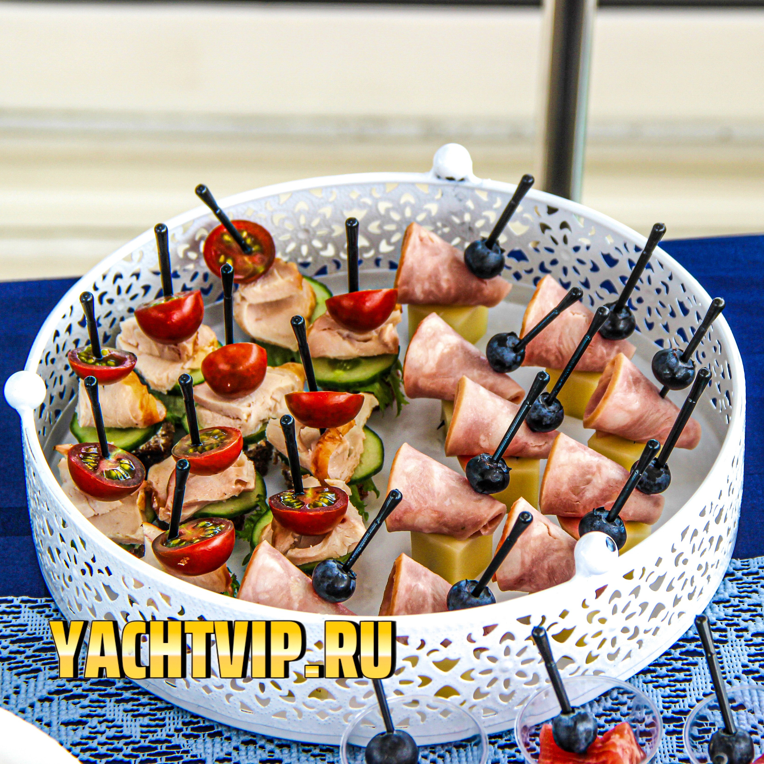 Кейтеринг на яхтах День рождение Девичник Мальчишник. Аренда Яхт в Сочи от Эконом до Премиум Класса