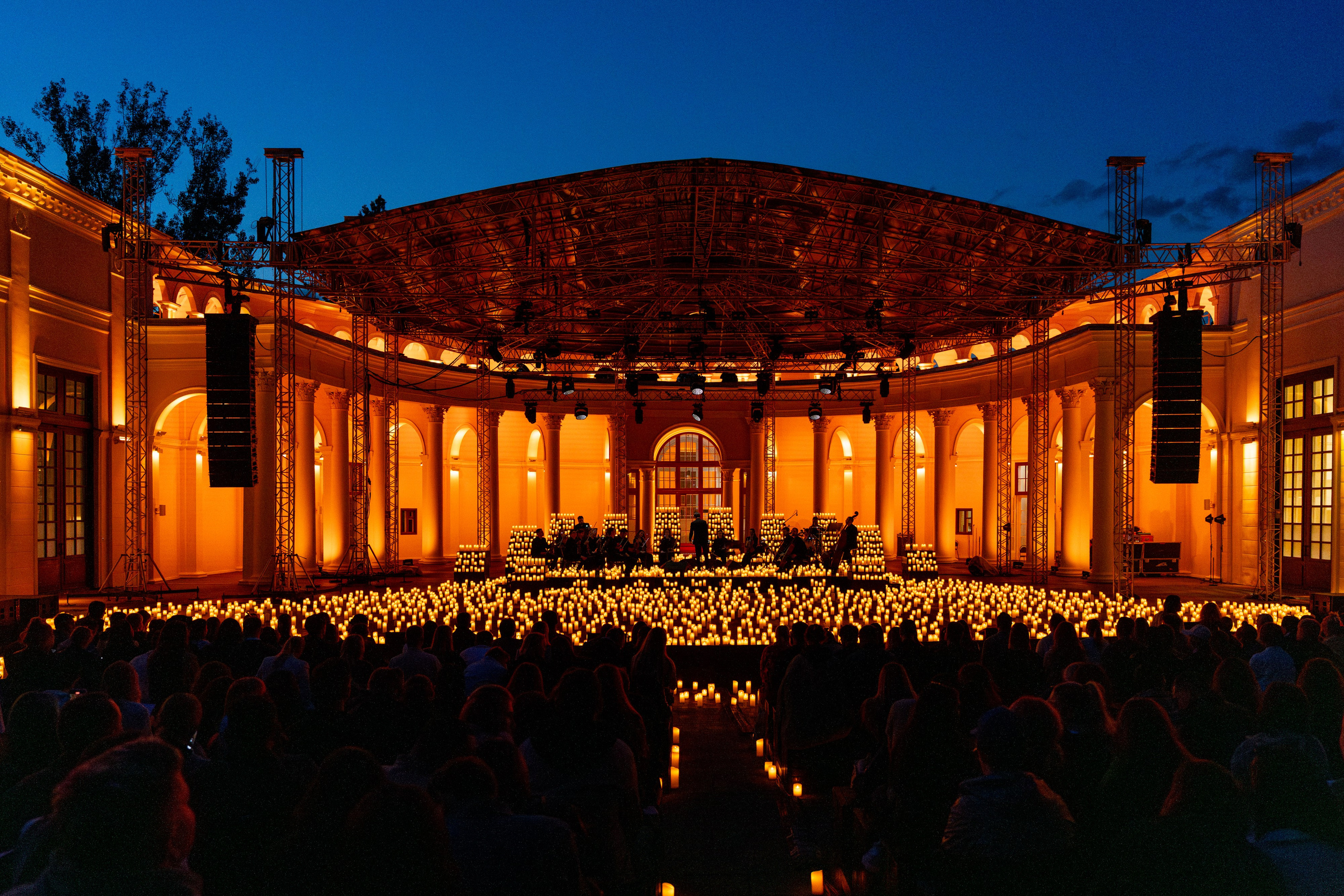 Симфонический оркестр Lumisfera при свечах. Фотограф Никита Комаров