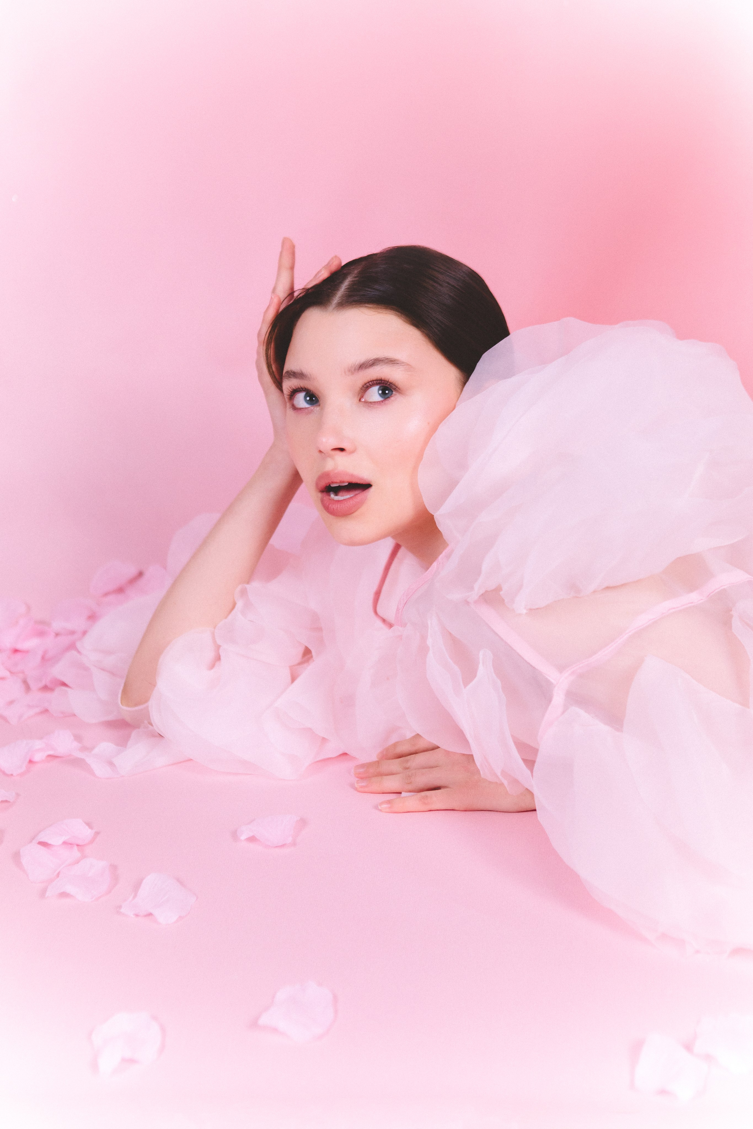 Регина. Фотосессия на розовом фоне. Фотограф в Москве Ольга Сатони