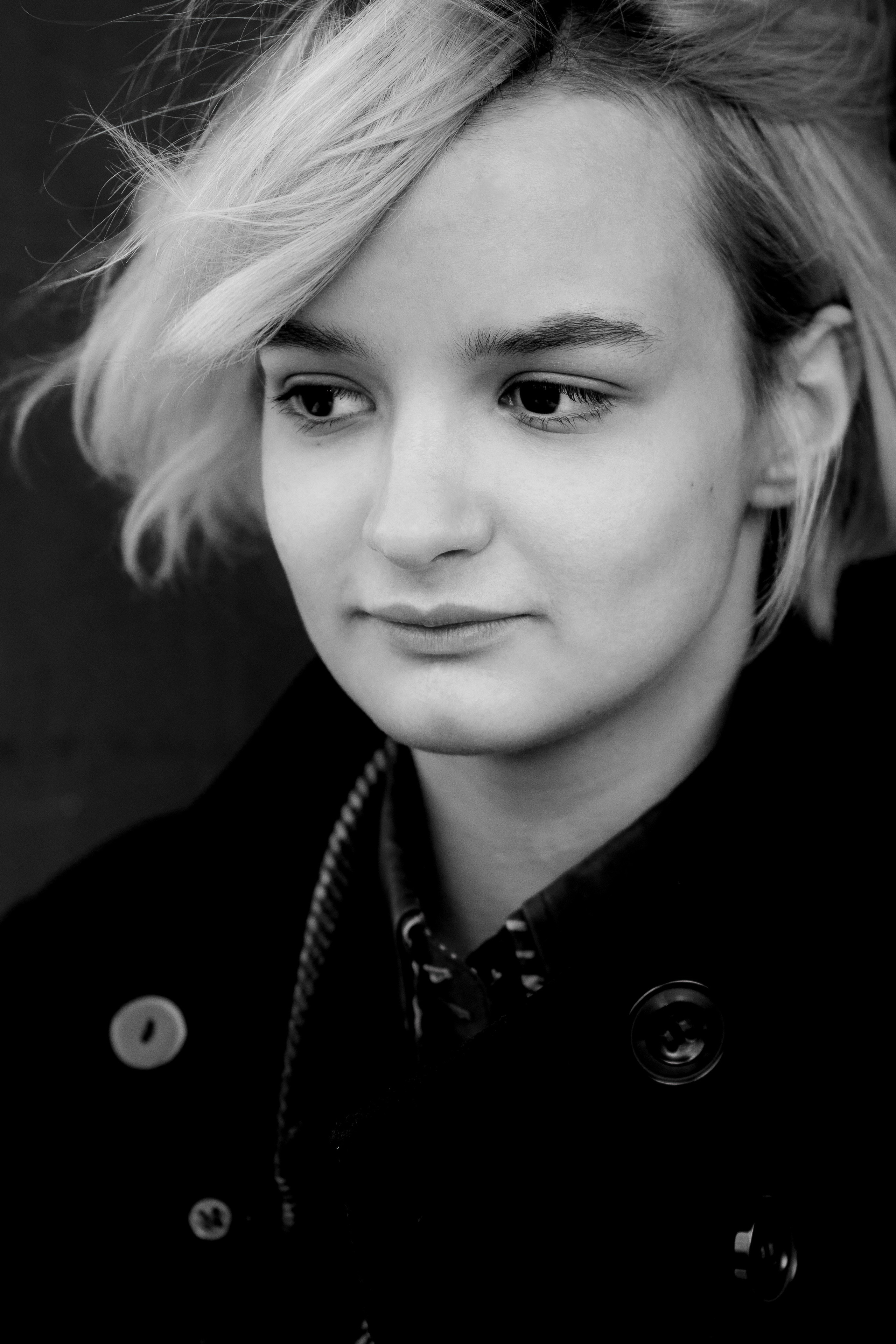 Фотосессия девочки подростка в осеннем саду. Главная