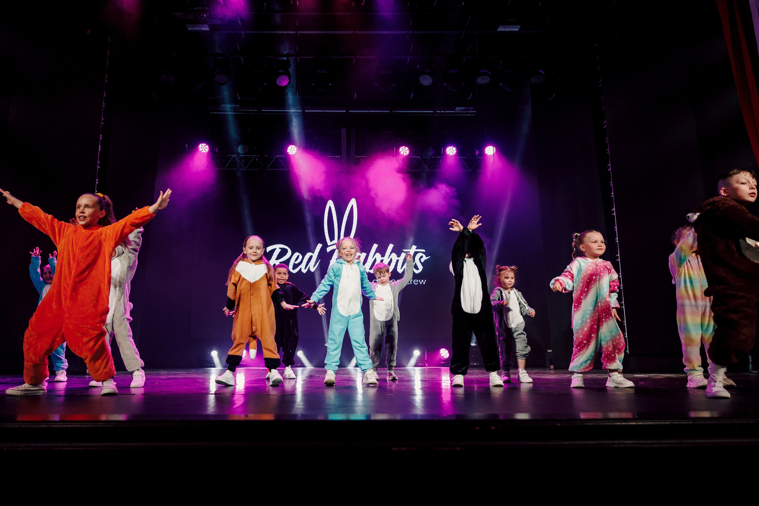 Отчётный концерт танцевальной школы «Red Rabbits» 2025. Лёшка Варзегов — фотограф