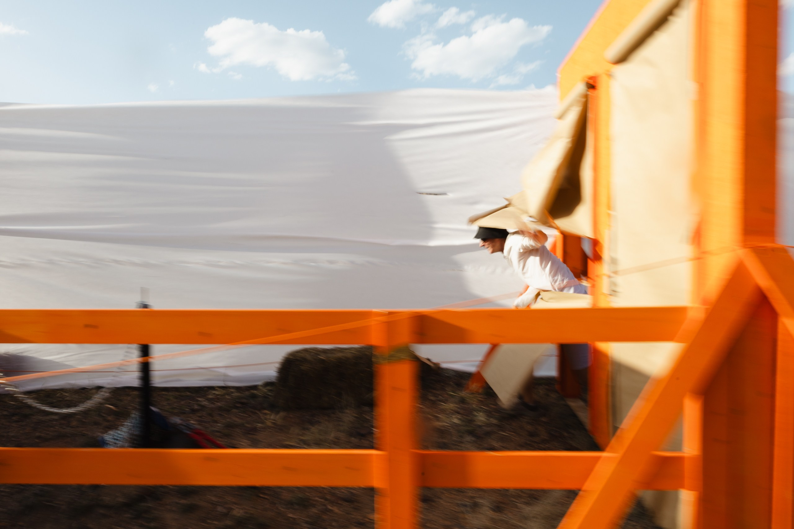 Здравствуйте! Я свадебный фотограф из Ульяновска, работаю в том числе по всей России и с выездом за границу. Снимаю свадьбы, lovestory, корпоративы, светский репортаж. Провожу обучение по фотографии, мастер-классы и воркшопы для других фотографов.