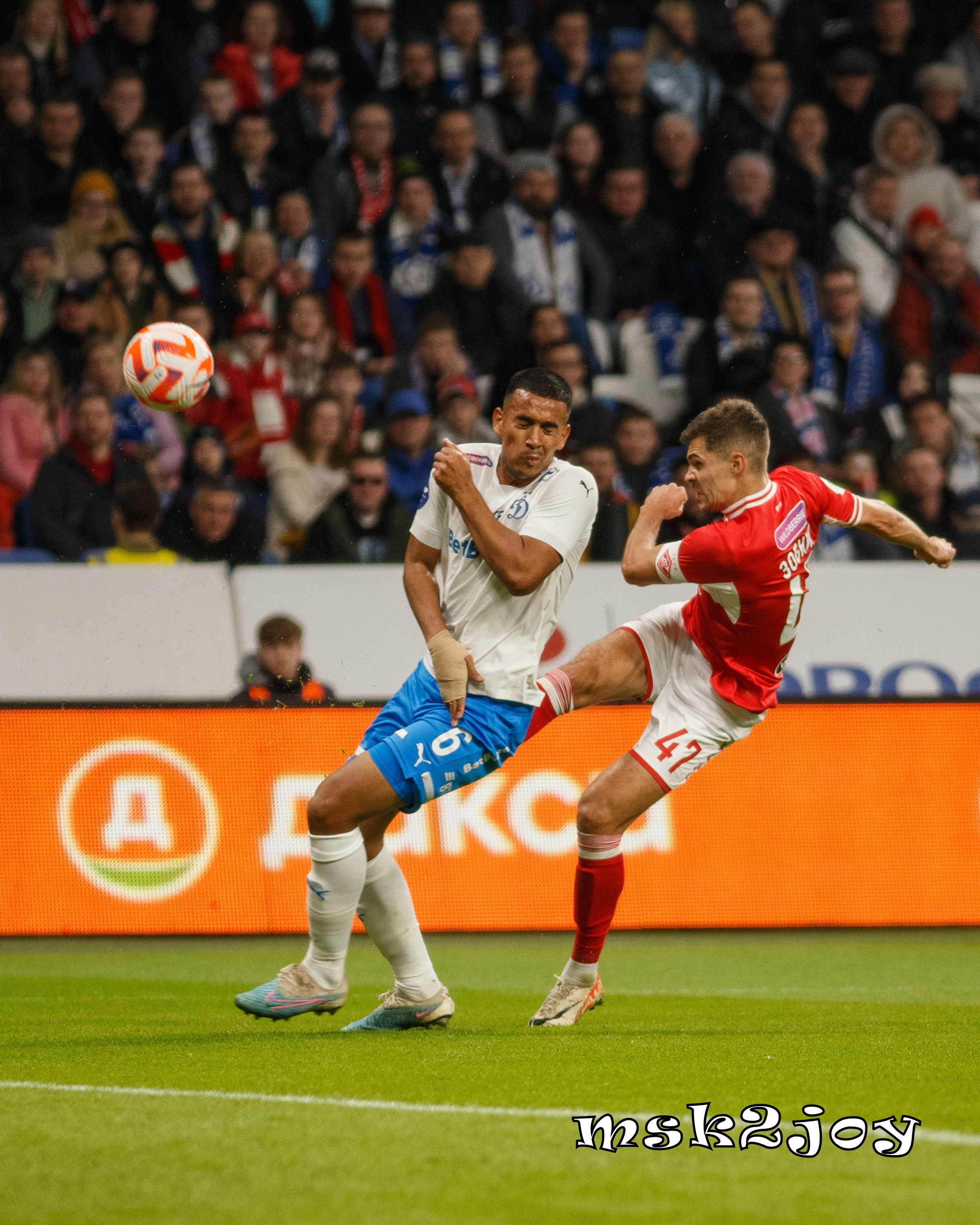 Защитник футбольного клуба Динамо Москва Фернандес блокирует удар полузащитника футбольного клуба Спартак Москва Романа Зобнина. Фотограф - Михаил Тоцкий.