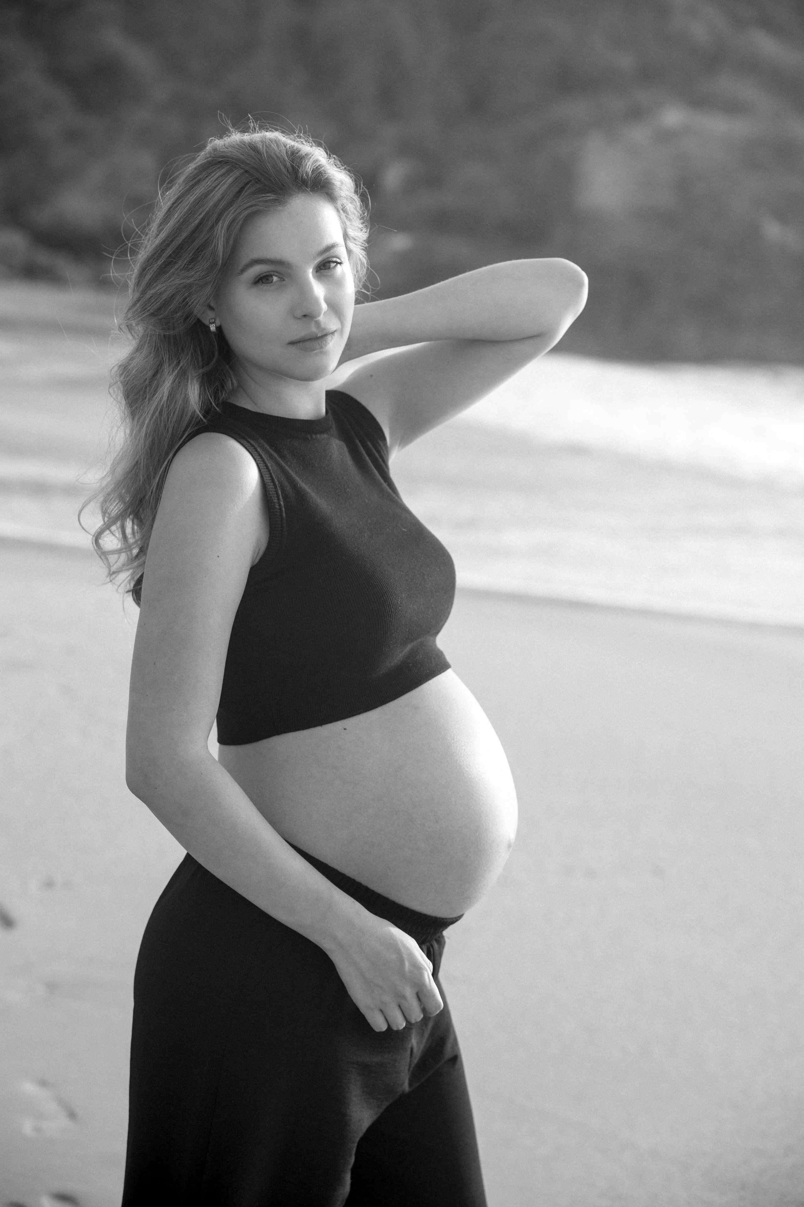 Pregnancy photoshoot near the sea (cloudy weather). Главная