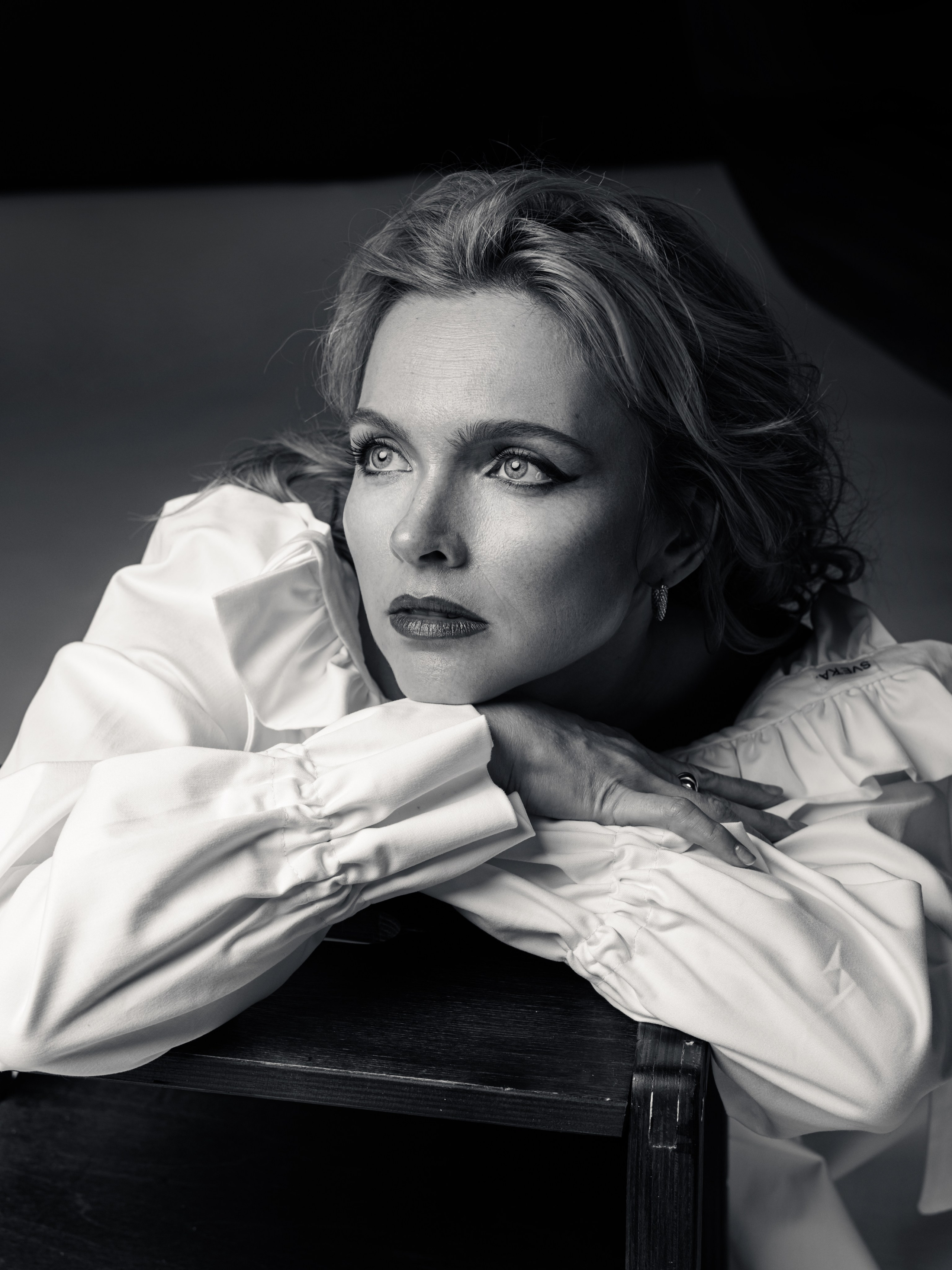 Черно-белый портрет Натальи Земцовой в белой рубашке