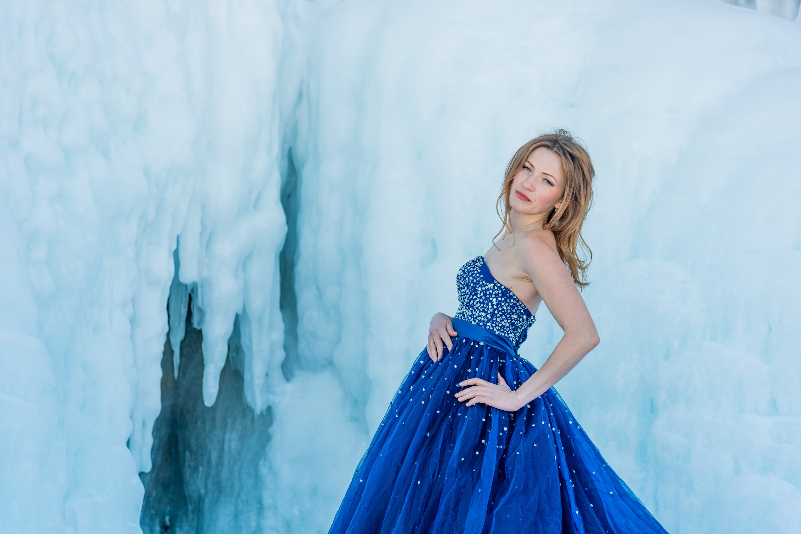 Фотосессия в синем платье со шлейфом на Байкале зимой