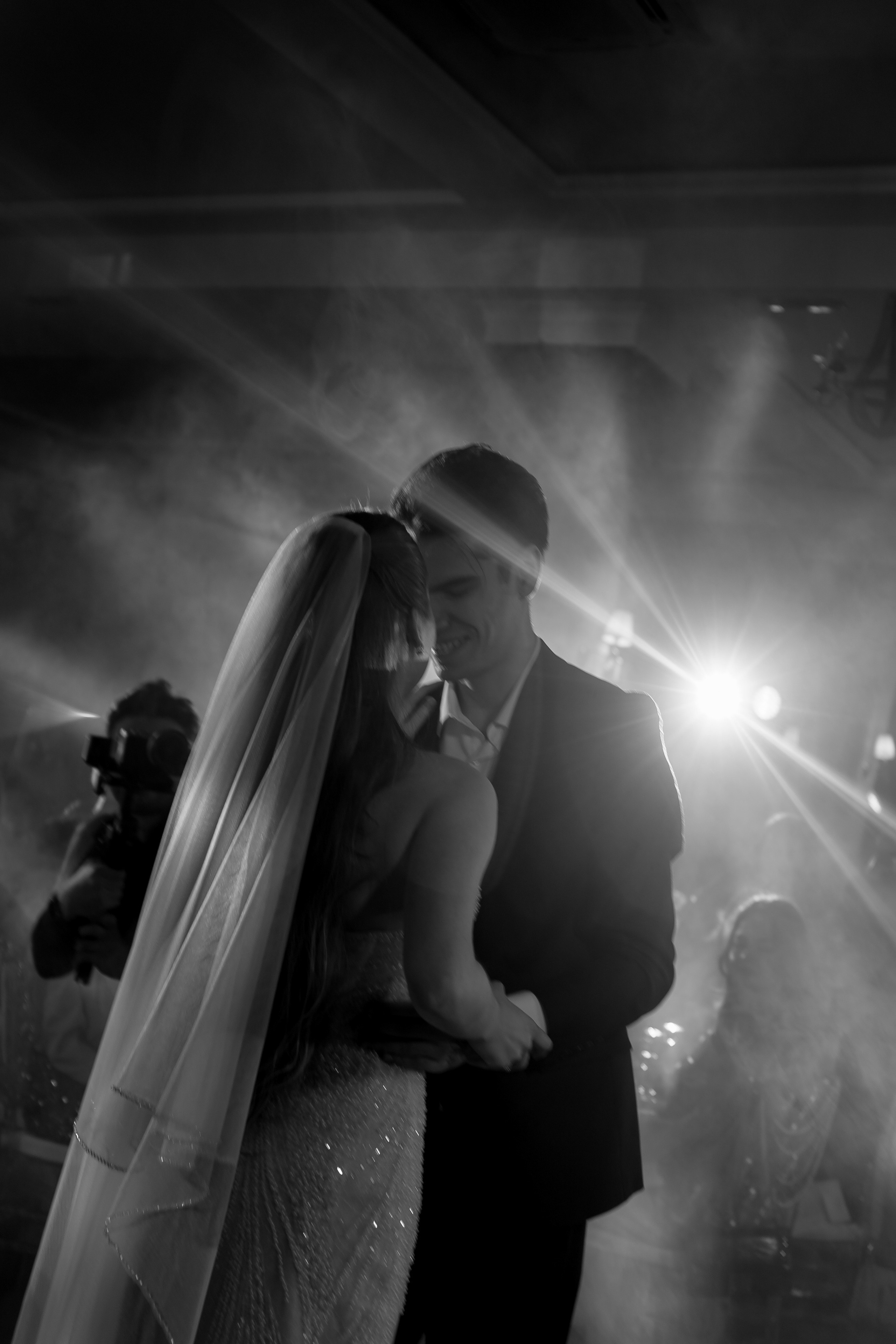 ПЕРВЫЙ ТАНЕЦ МОЛОДЫХ НА БАНКЕТЕ. ТРОГАТЕЛЬНЫЙ МОМЕНТ (СНЯТО В СИБИРЕ В НИЖНЕВАРТОВСКЕ). Профессиональный фотограф, Санкт-Петербург — Виктория Богомолова