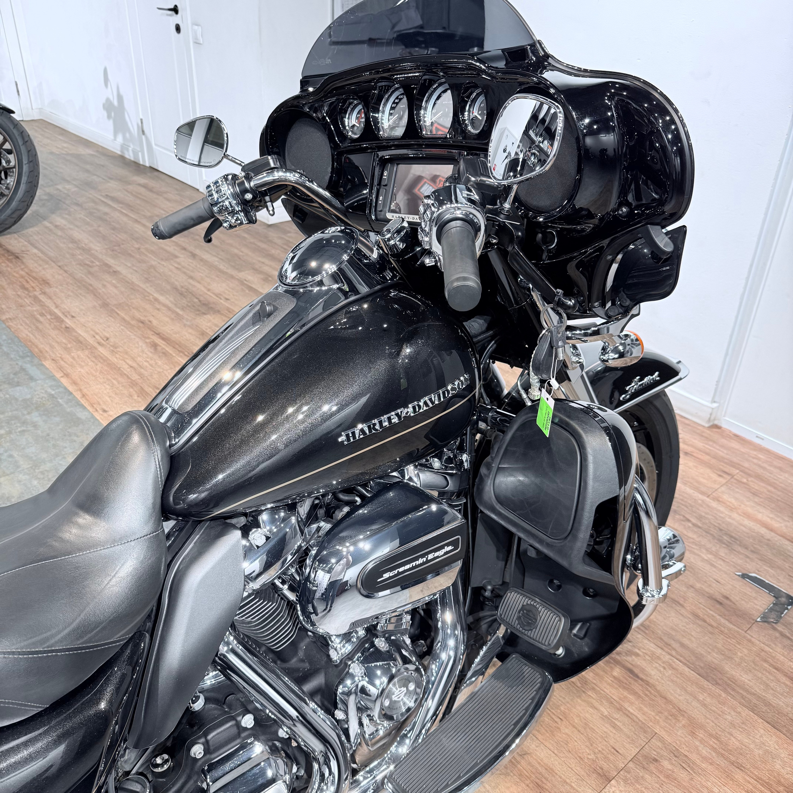 Купить Harley-Davidson 2017 Electra Glide Limited (Black Tempest) (Touring) — подробнее на сайте. Hello Davidson, Москва. Только хорошие мотоциклы…
