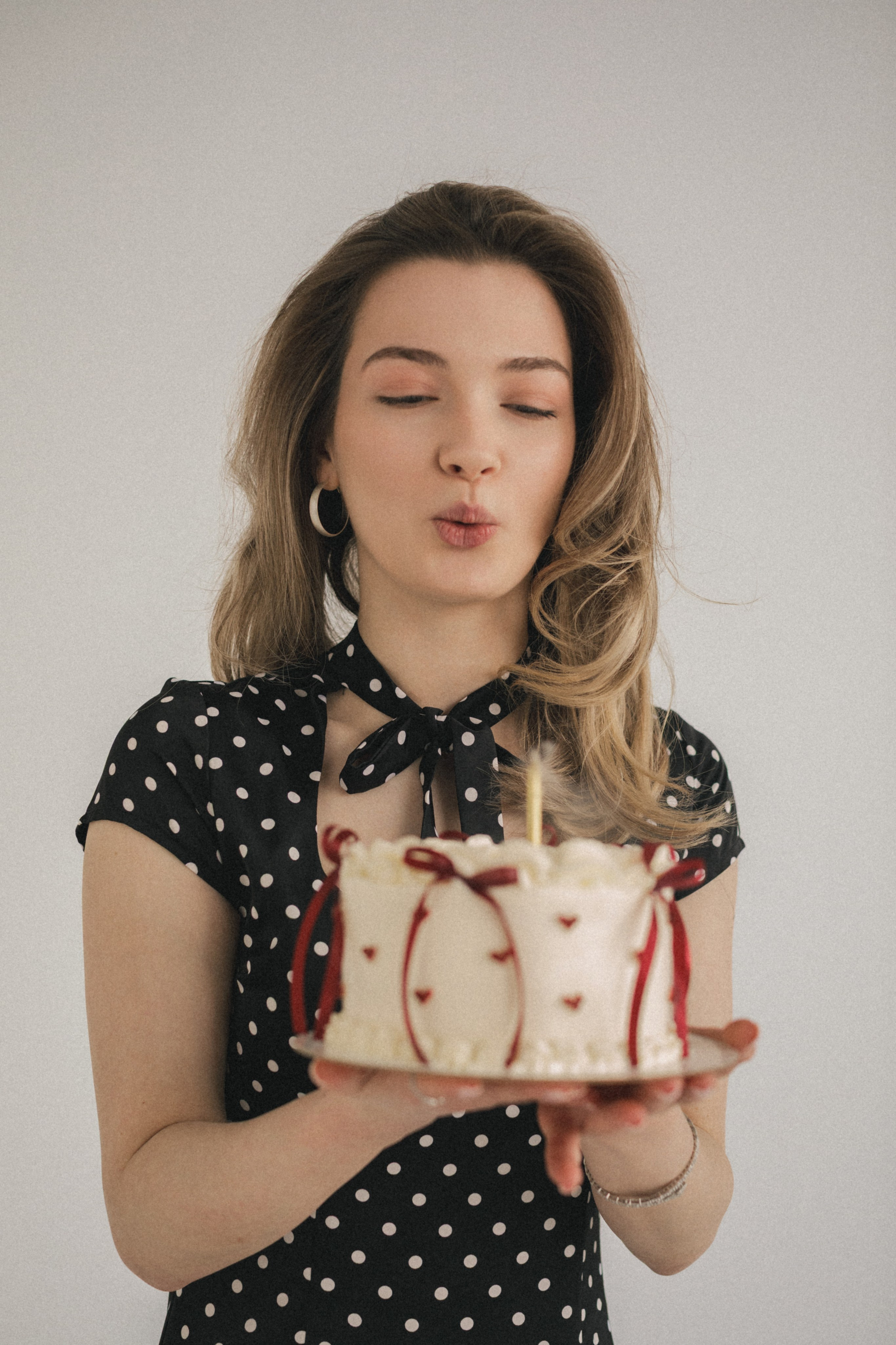 Фотосессия ко Дню рождения девушки в студии с тортом. Фотограф во Владикавказе Юрий Геворгизов